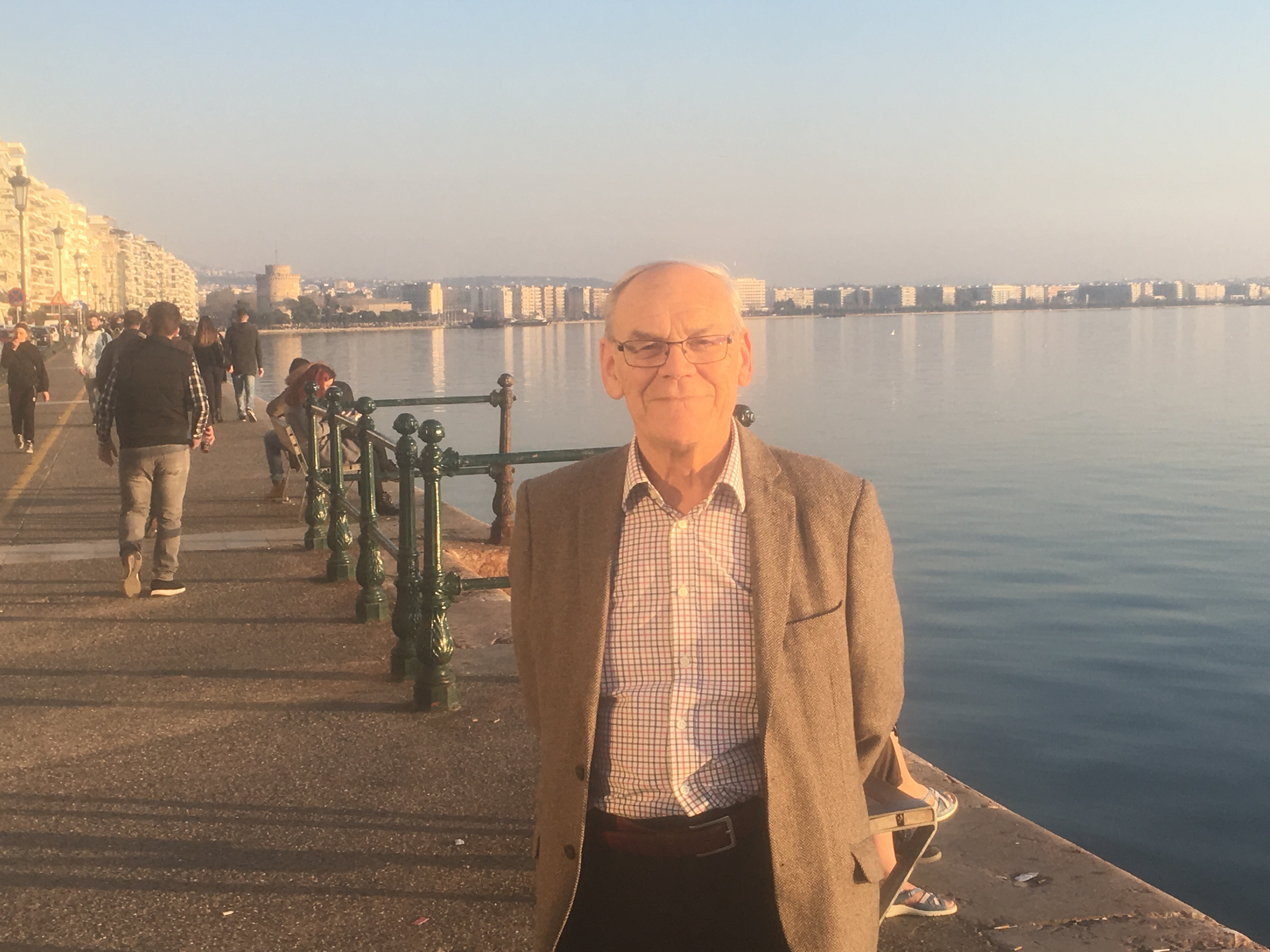 Ο Ντέιβιντ Χόλτον στην παραλία της Θεσσαλονίκης