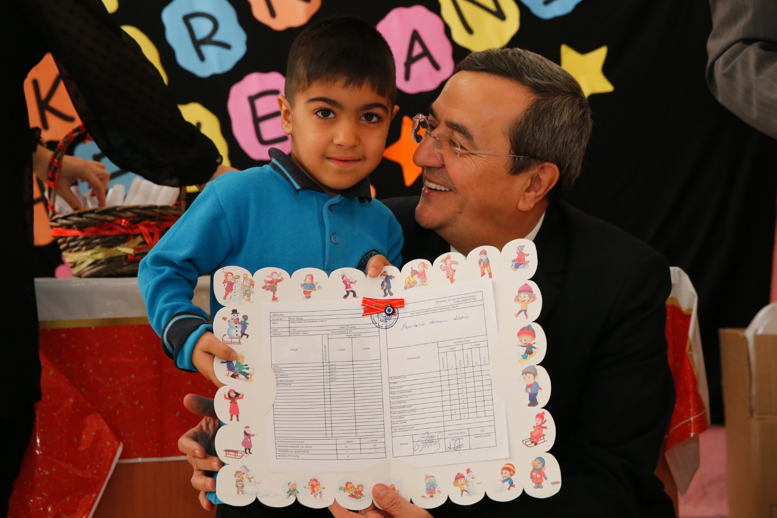 o_dimarhos_me_toys_mikroys_roma.jpg Ο δήμαρχος με τους μικρούς Ρομά