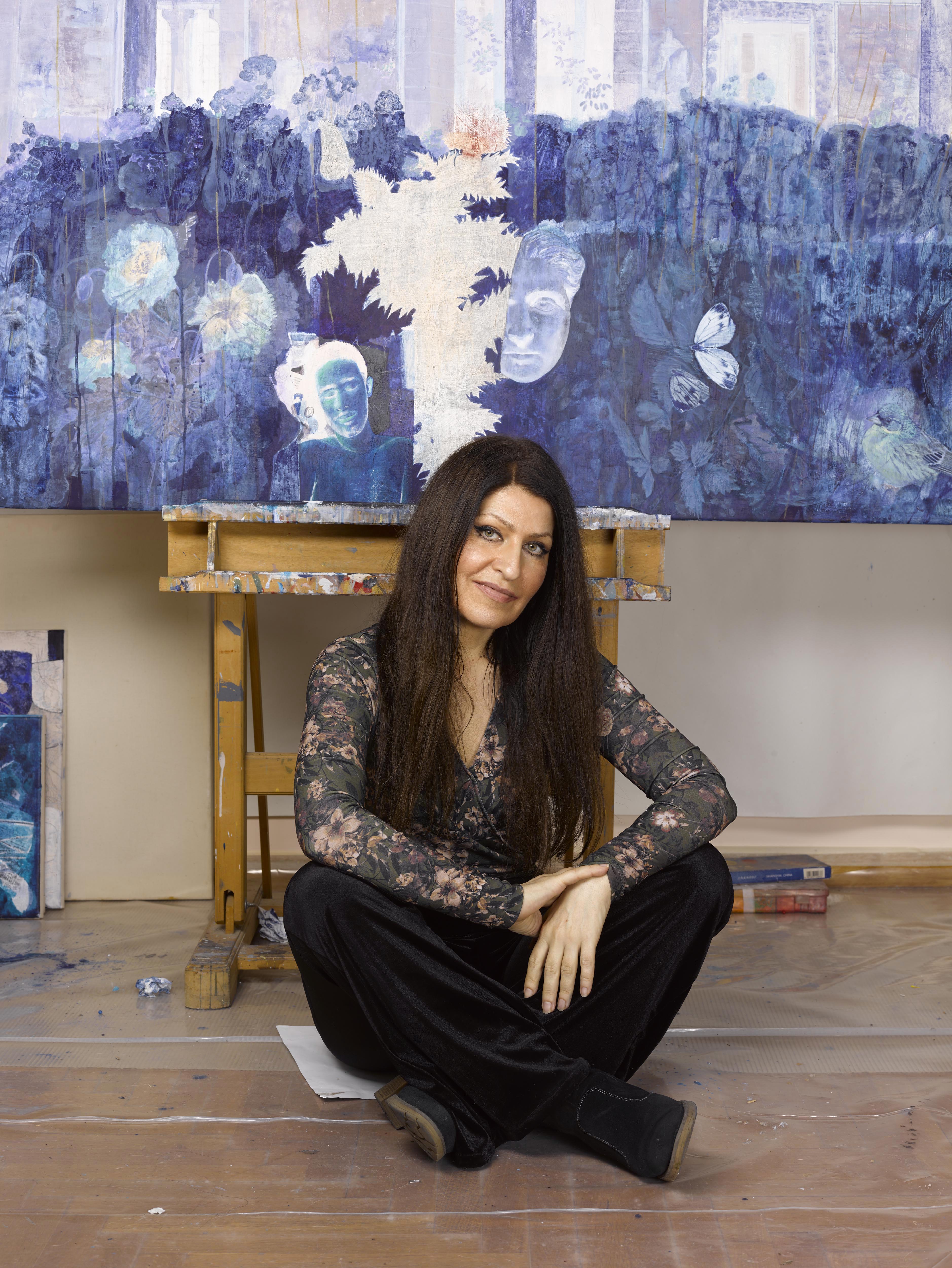 Η ζωγράφος Ελένη Παυλοπούλου στο ατελιέ της 