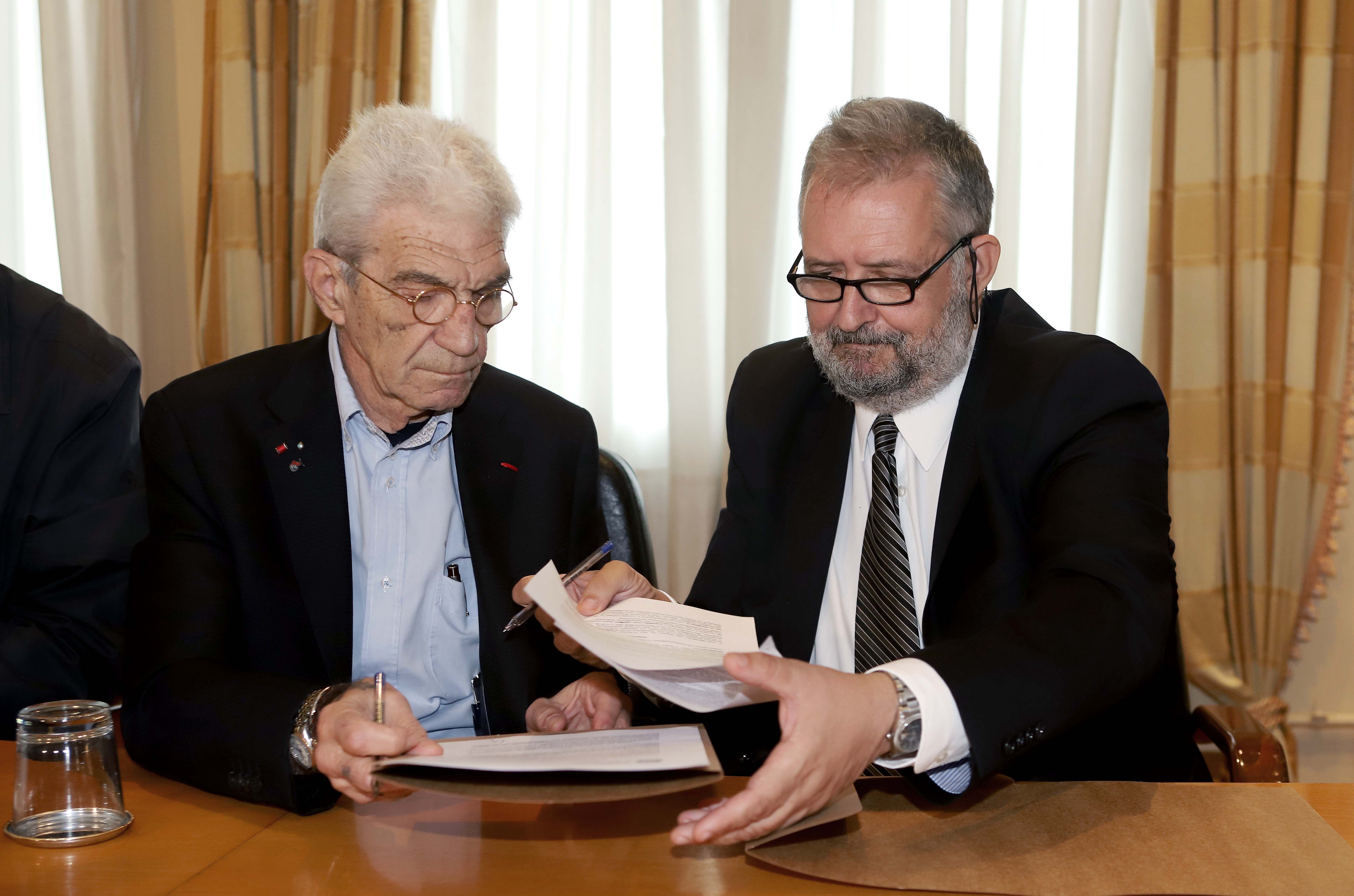 Ο Γιάννης Μπουτάρης και ο Σωτήρης Θεοφάνης υπουγράφουν το πρωτόκολλο παράδοσης-παραλαβής των 4 κτιρίων της Α΄προβλήτας