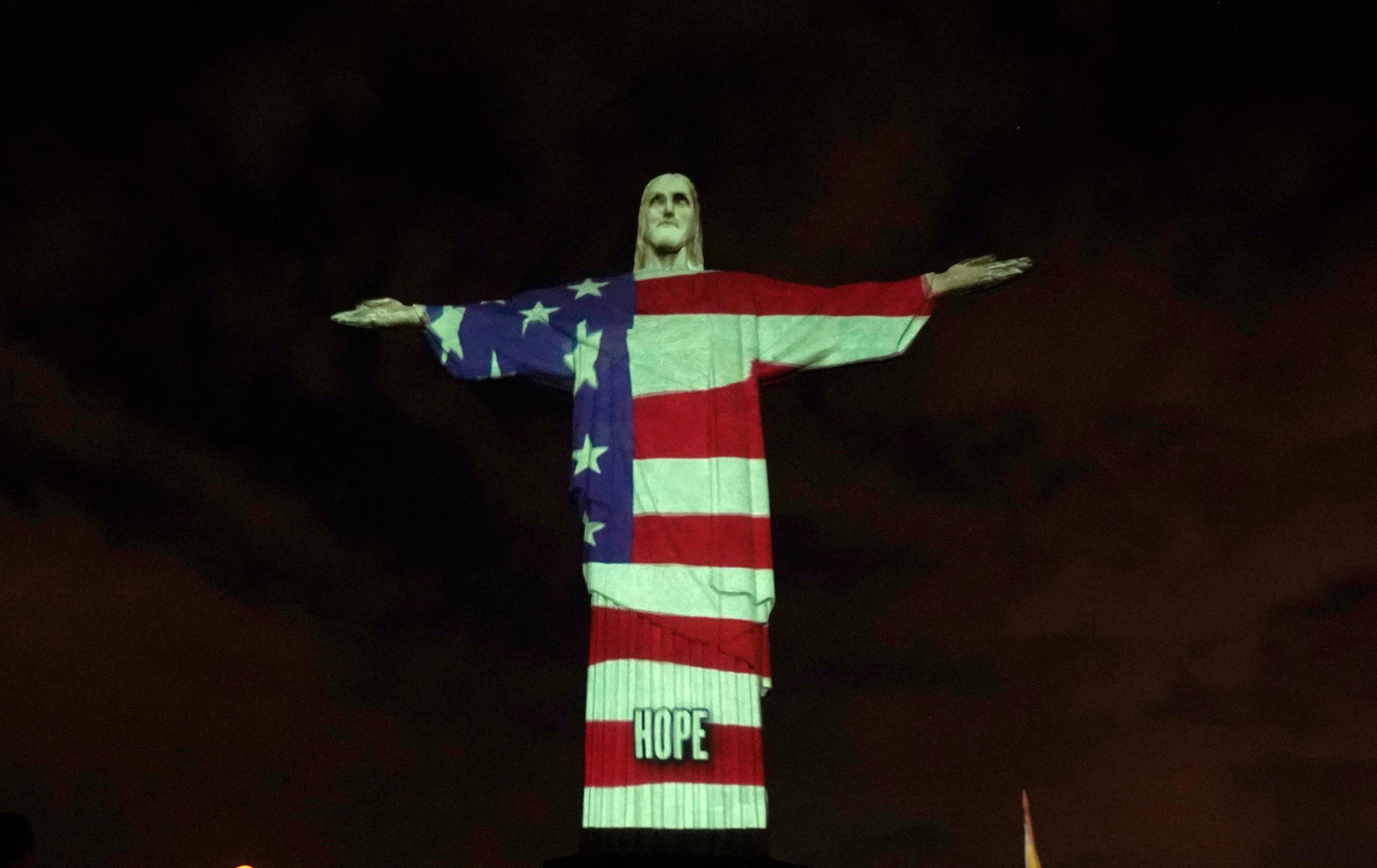 Το άγαλμα του Ιησού στο Ρίο στα χρώματα της σημαίας των ΗΠΑ