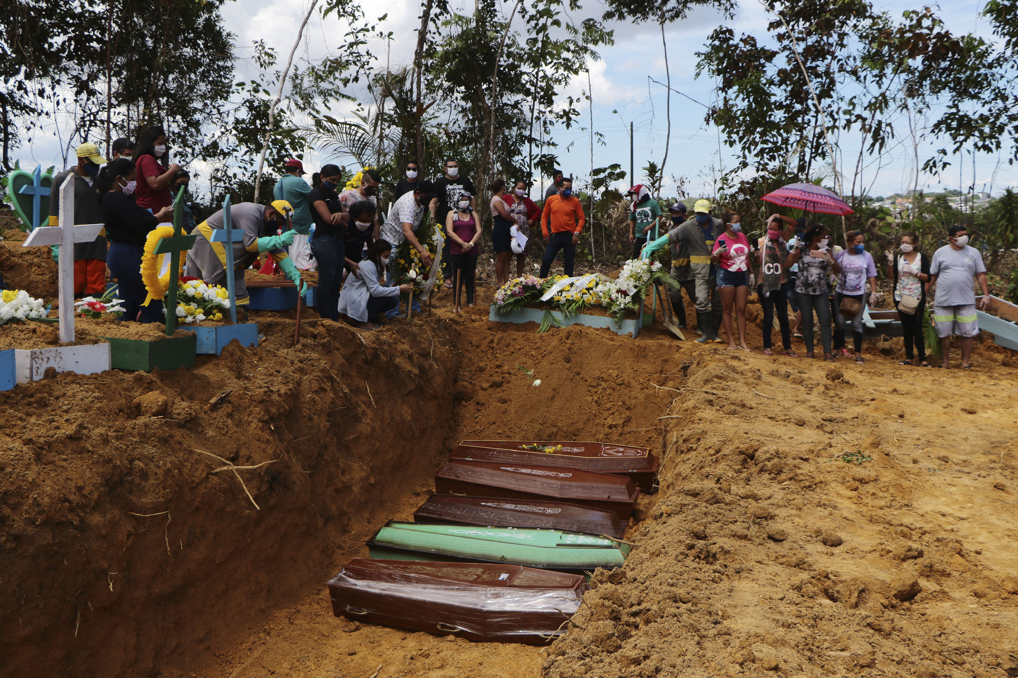 Ομαδικοί τάφοι στη Βραζιλία λόγω κορονοϊού