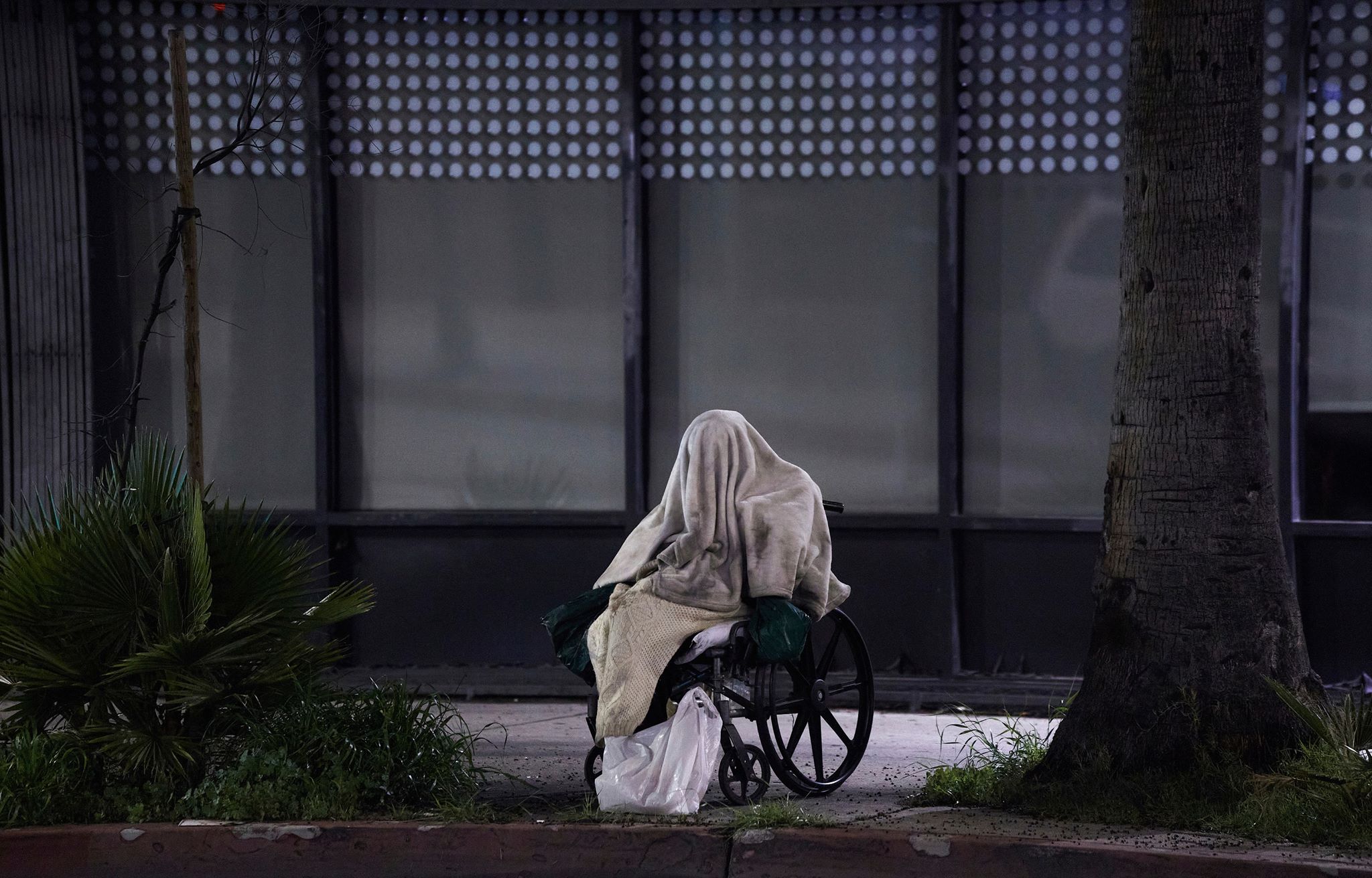Άστεγος στη βροχή στο Λος Άντζελες