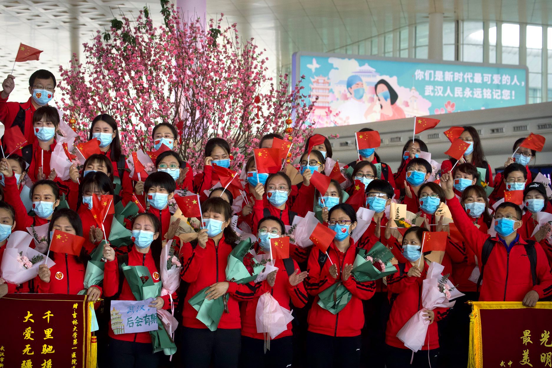 Αποχαιρετισμός στους γιατρούς που φεύγουν από τη Γουχάν