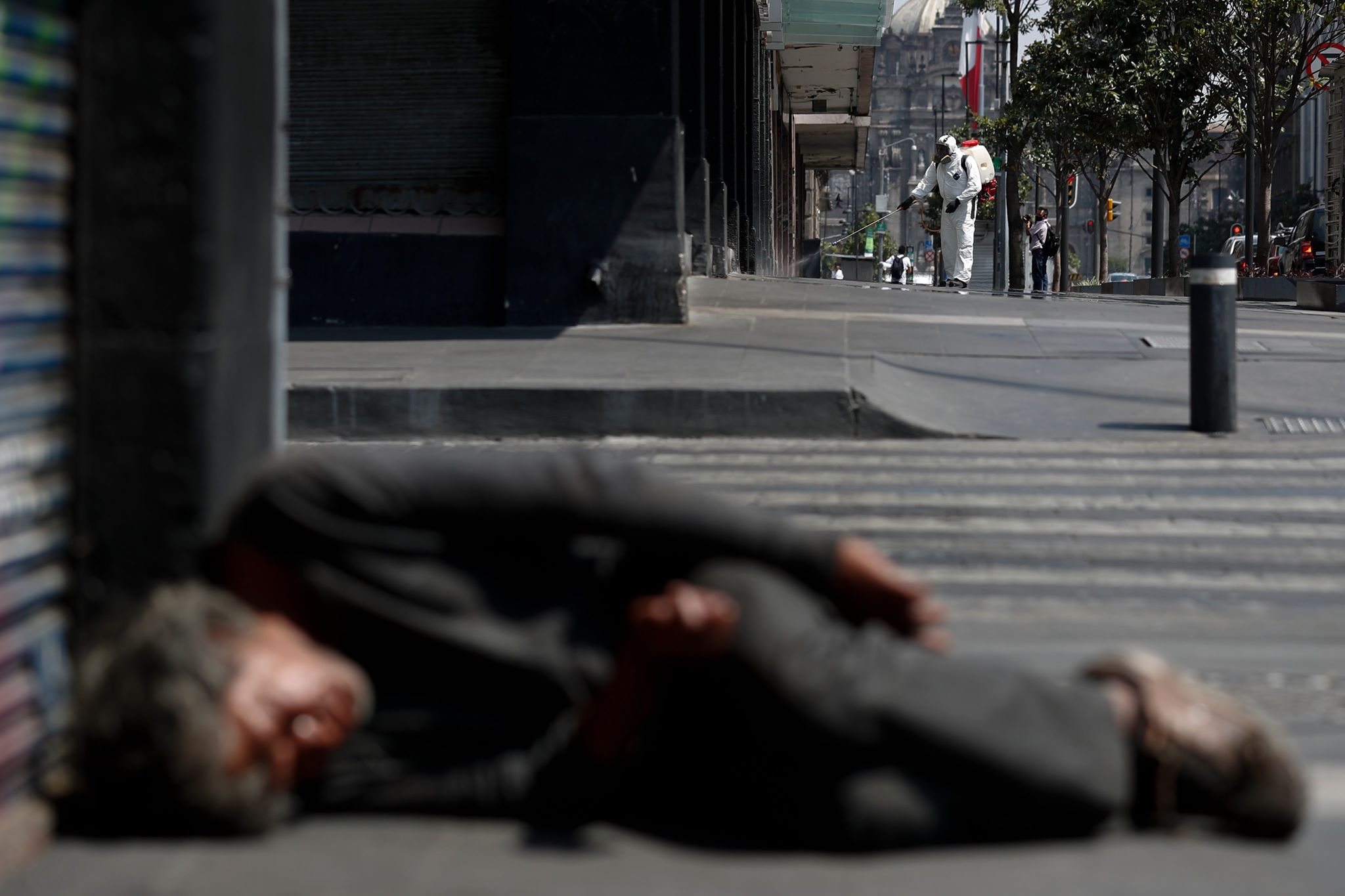 Άστεγος κοιμάται στον δρόμο στο Μεξικό