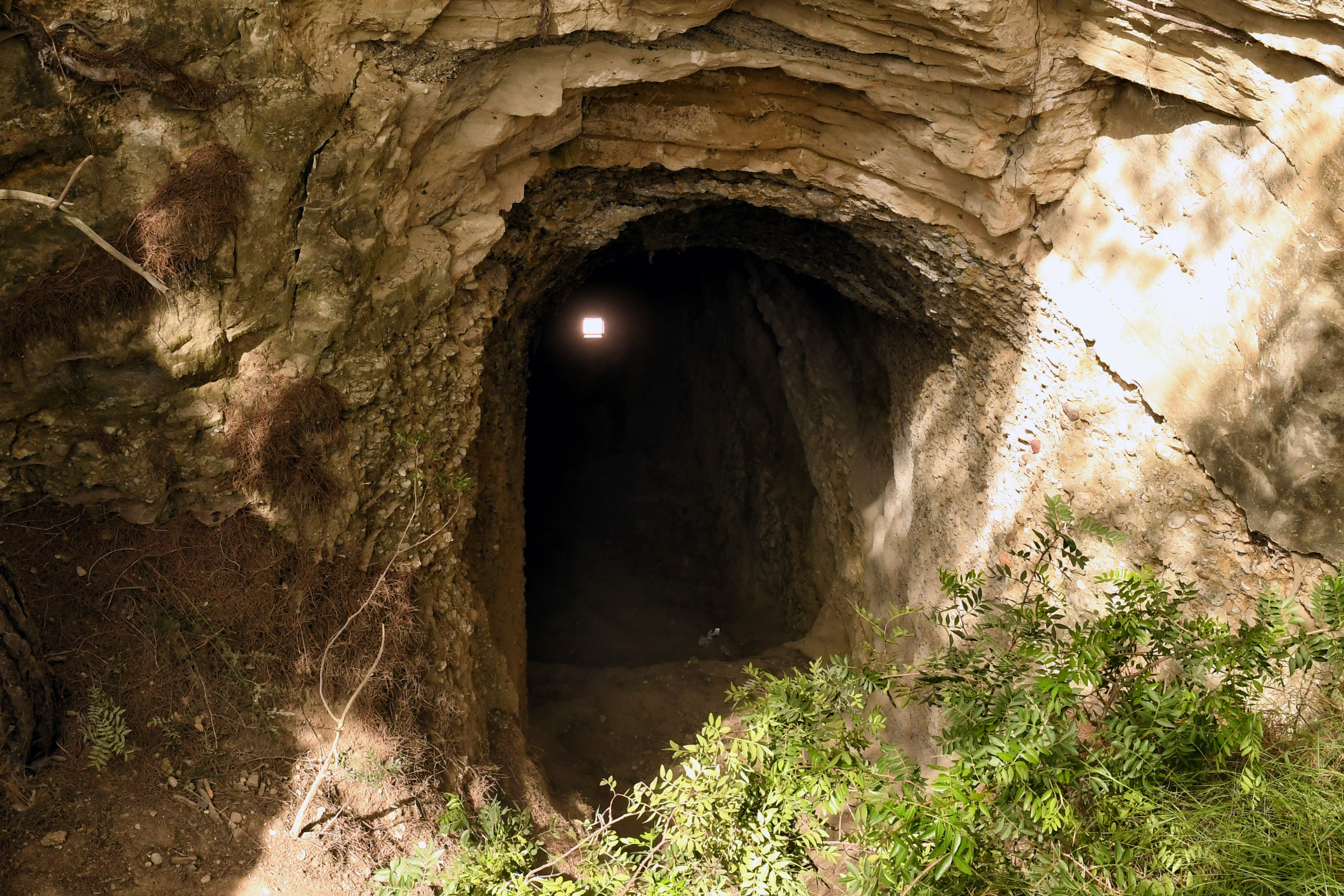 Τέσσερις νεκροί σε σπηλιά στο Λουτράκι