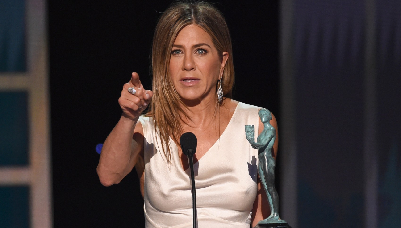 ap_20020074273593.jpg Τζένιφερ Ανιστον