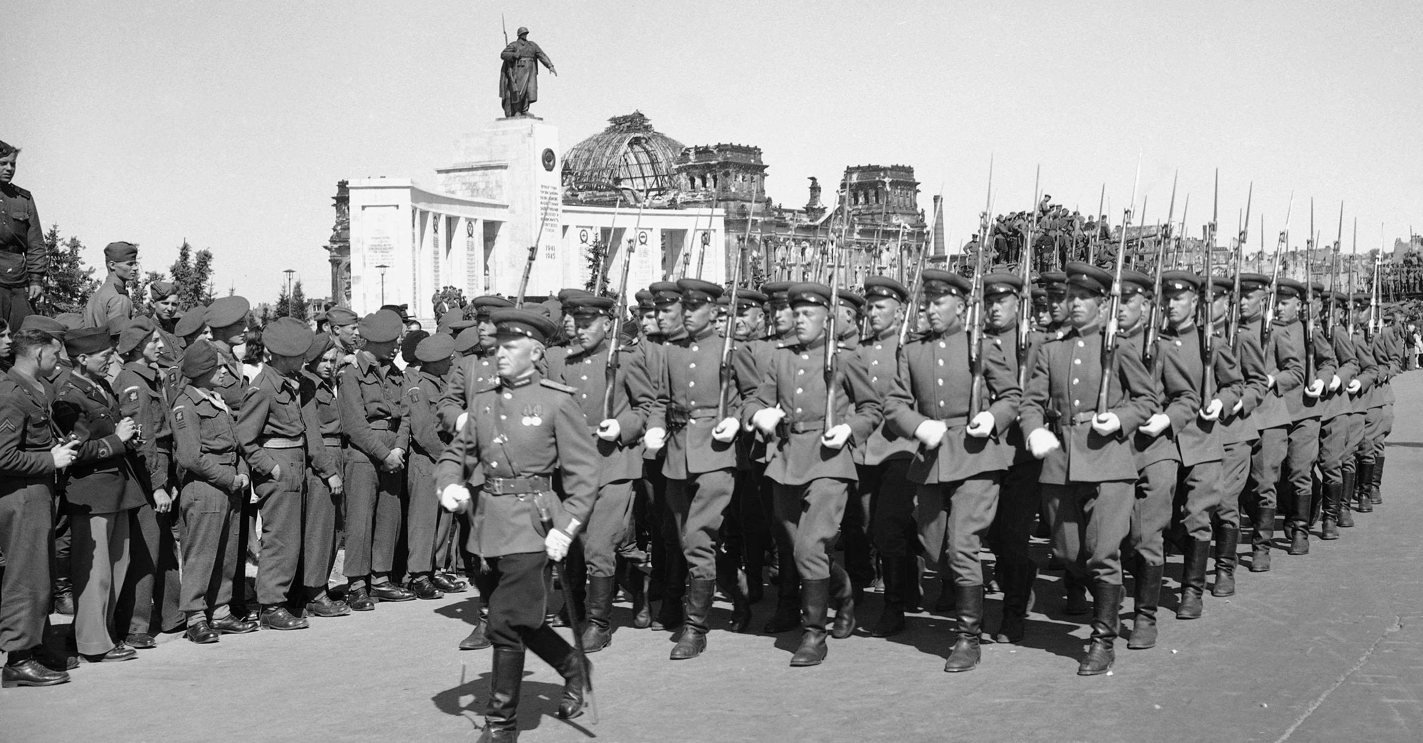 Ρωσικά στρατεύματα παρελαύνουν την 9η Μαΐου 1946 στο Βερολίνο (AP)
