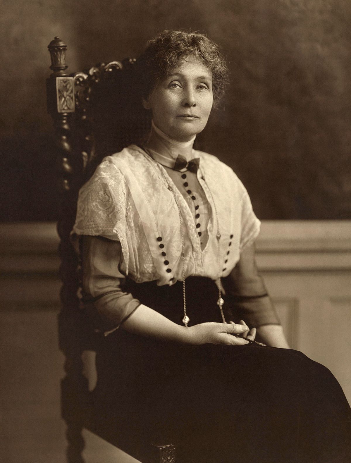 emmeline_pankhurst_seated_1913.jpg
