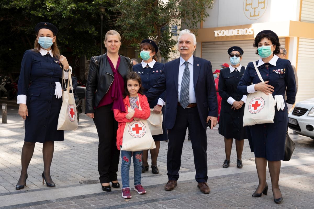 Ο πρόεδρος του Ελληνικού Ερυθρού Σταυρού Αντώνης Αυγερινός μαζί με εθελοντόντριες του Οργανισμού μοίρασαν μάσκες και φυλλάδια στο κέντρο της Αθήνας