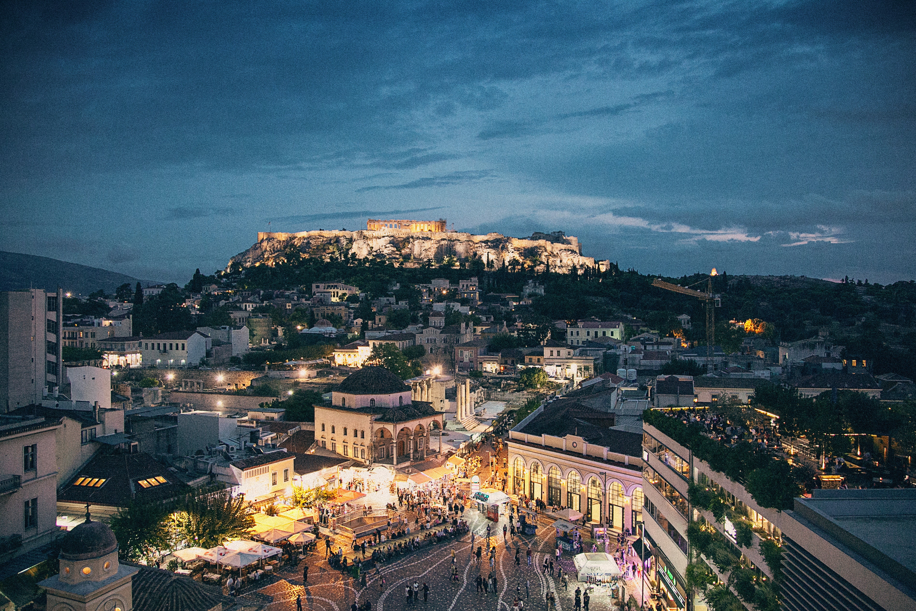 Афин слушать. Греция столица Афины. Ночной Акрополь Греция Афины. Афины 2022. Район Плака в Афинах.