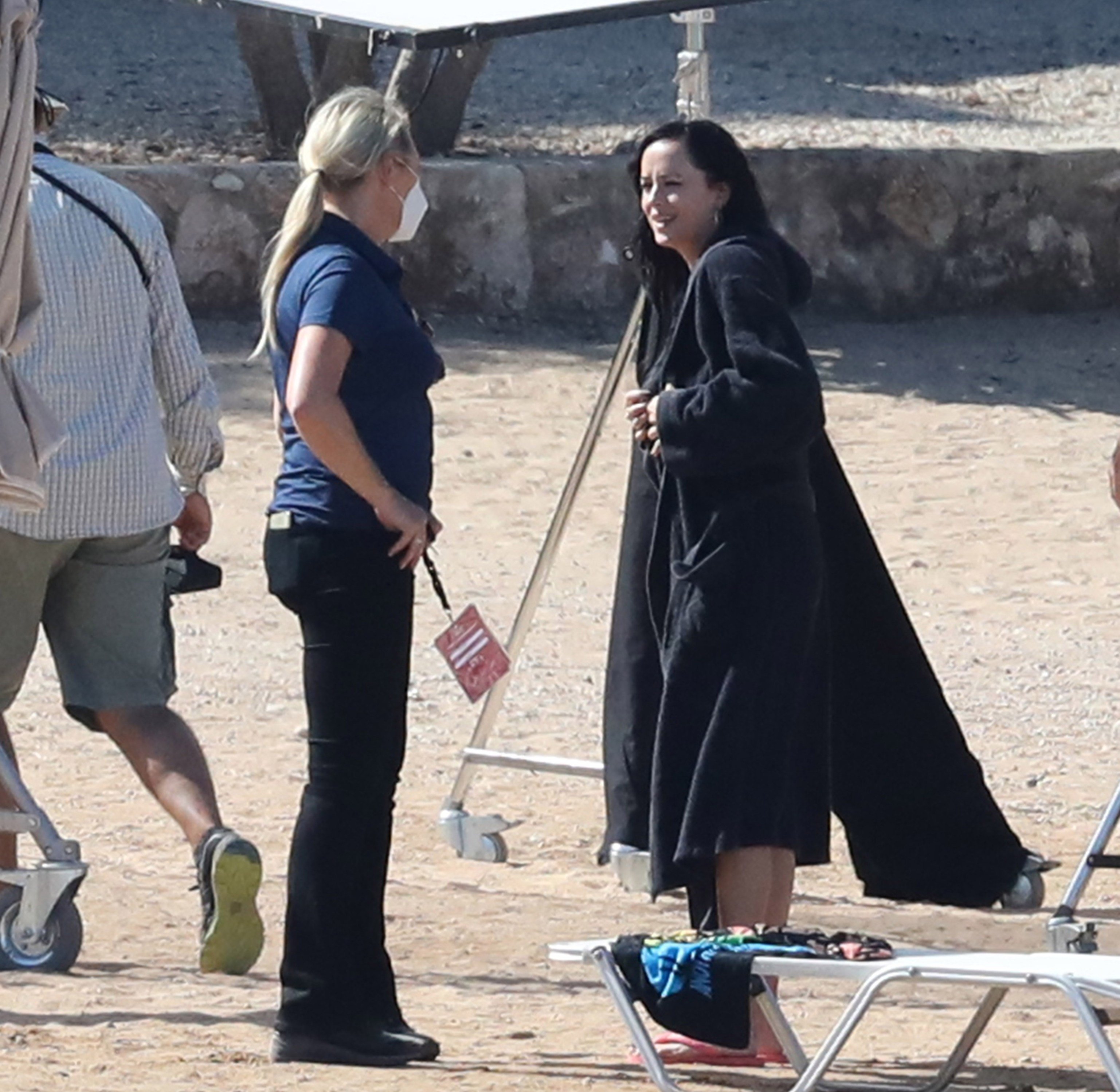 7328_dakota_johnson_12102020_1.jpg 7328_dakota_johnson_12102020_1.jpg