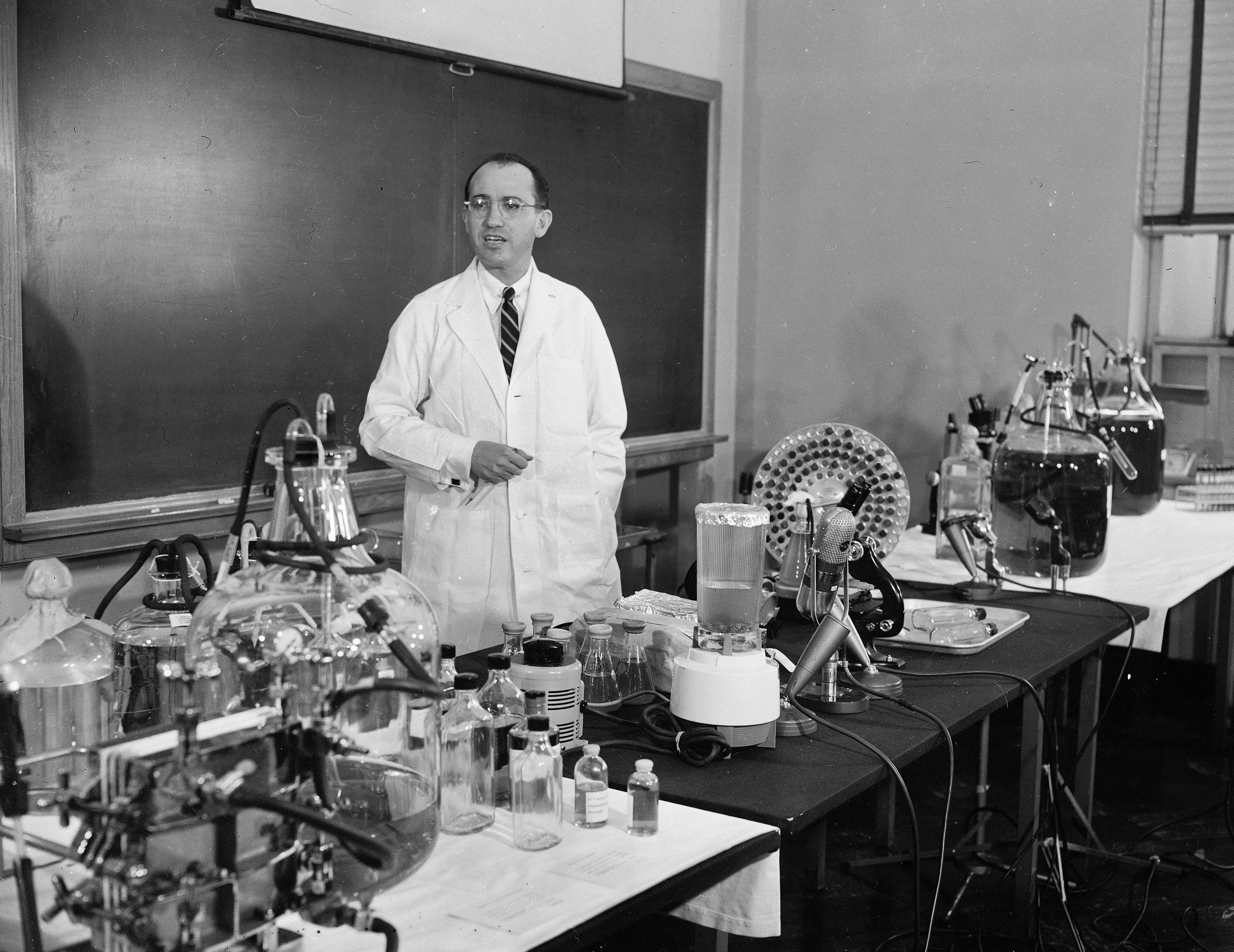 ap_745346702.jpg Τζόνας Σολκ στο εργαστήριο