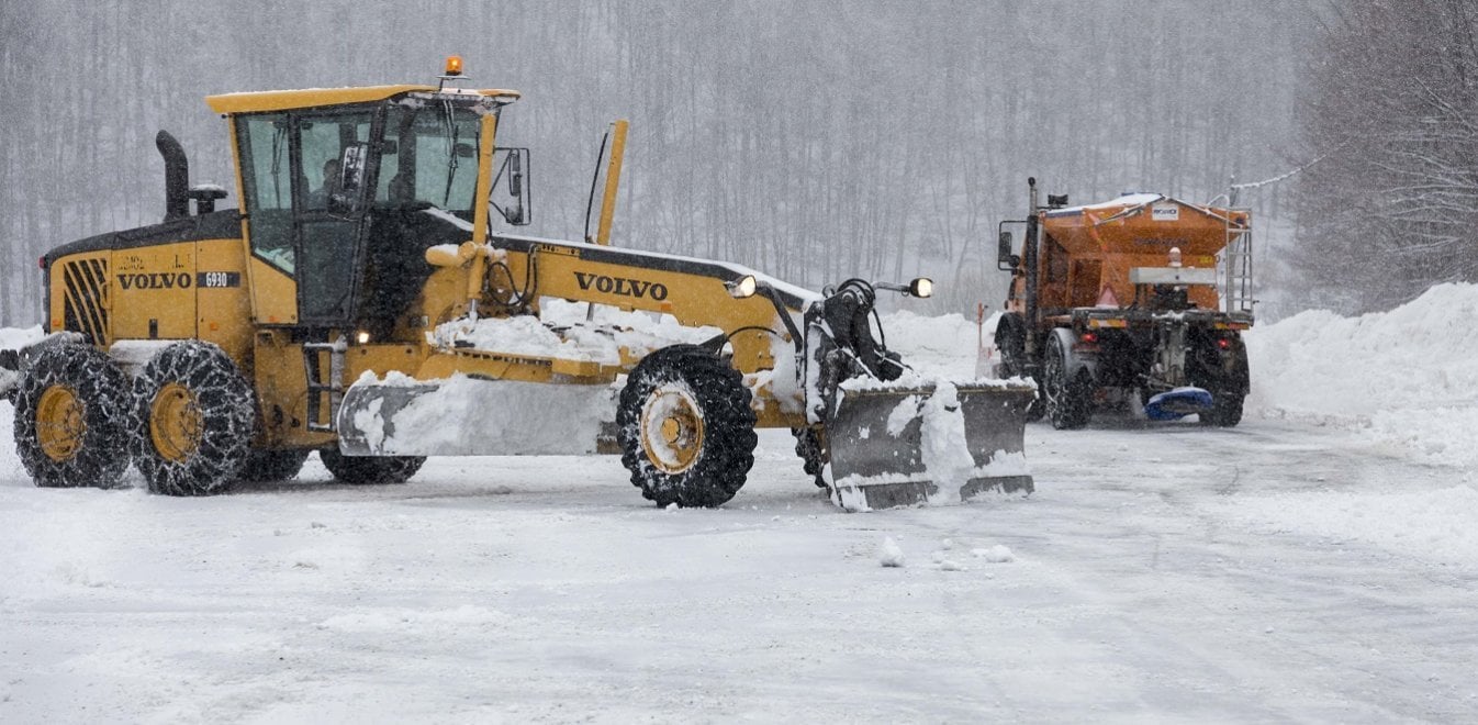 4341673.jpg Επί ποδός τα εκχιονιστικά μηχανήματα