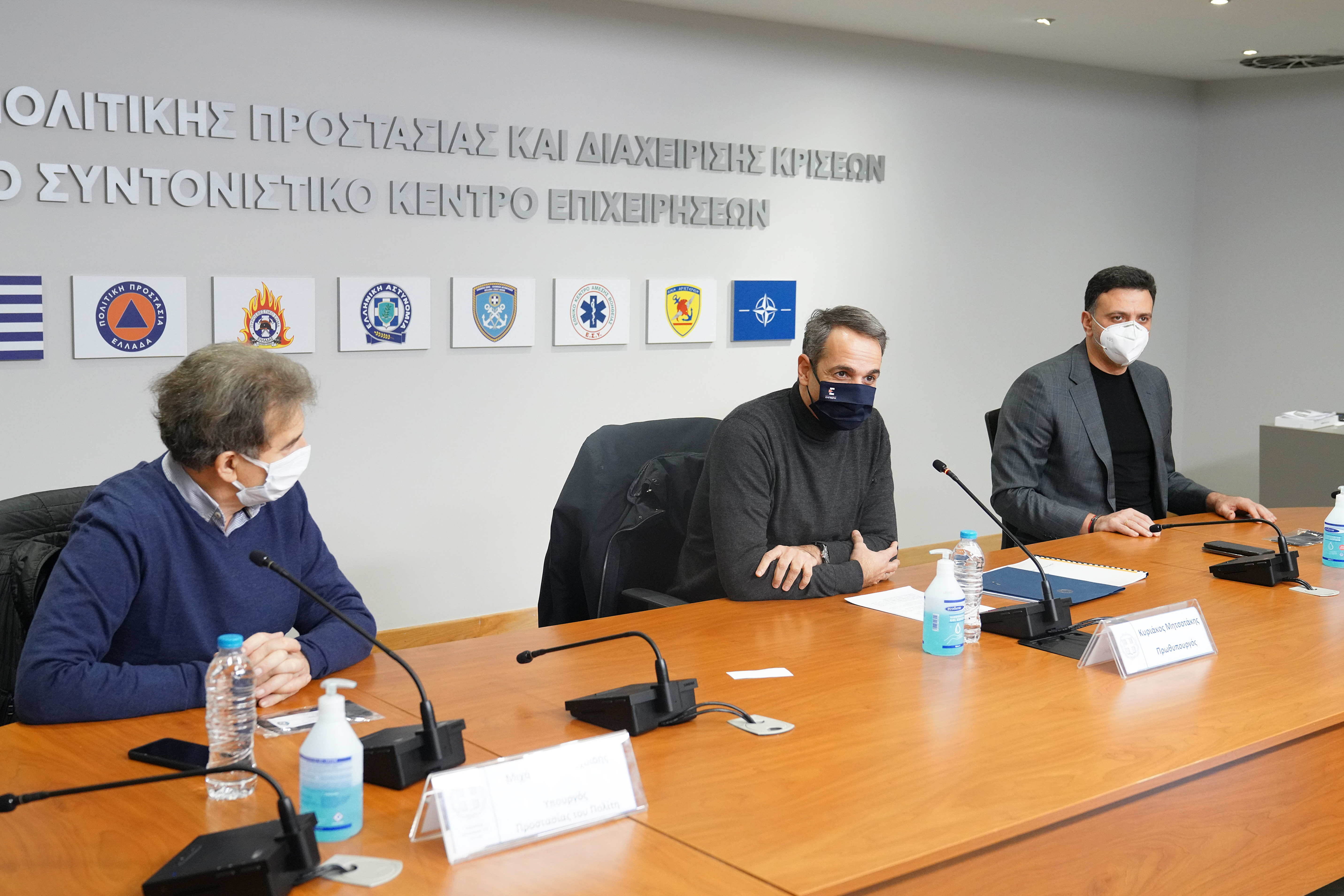 O Kυριάκος Μητσοτάκης σε σύσκεψη στην Πολιτική Προστασία για τους εμβολιασμούς