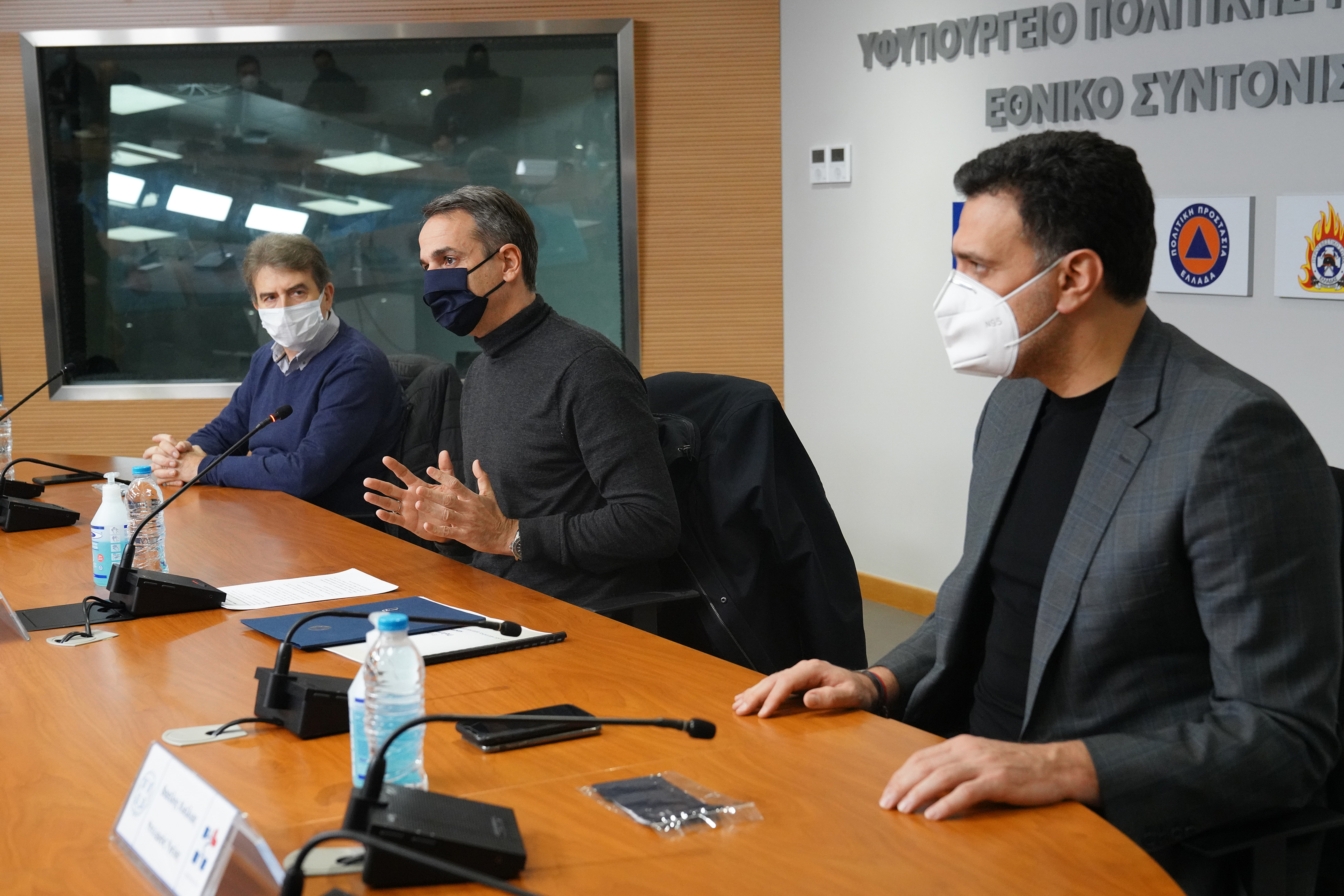 O Kυριάκος Μητσοτάκης σε σύσκεψη στην Πολιτική Προστασία για τους εμβολιασμούς