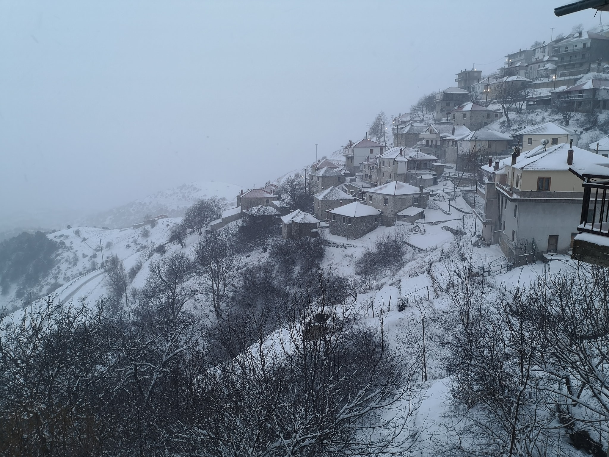 Χιονίζει στα ορεινά της Λάρισας