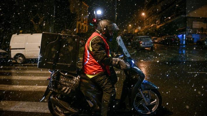 Ο Γιάννης Σκλάβος παραδίδει παραγγελία μέσα σστην κακοκαιρία