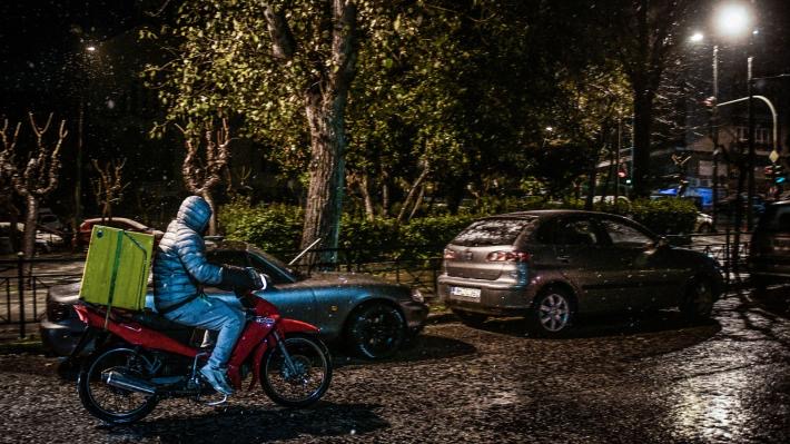 Ο Γιάννης Σκλάβος παραδίδει παραγγελία μέσα σστην κακοκαιρία