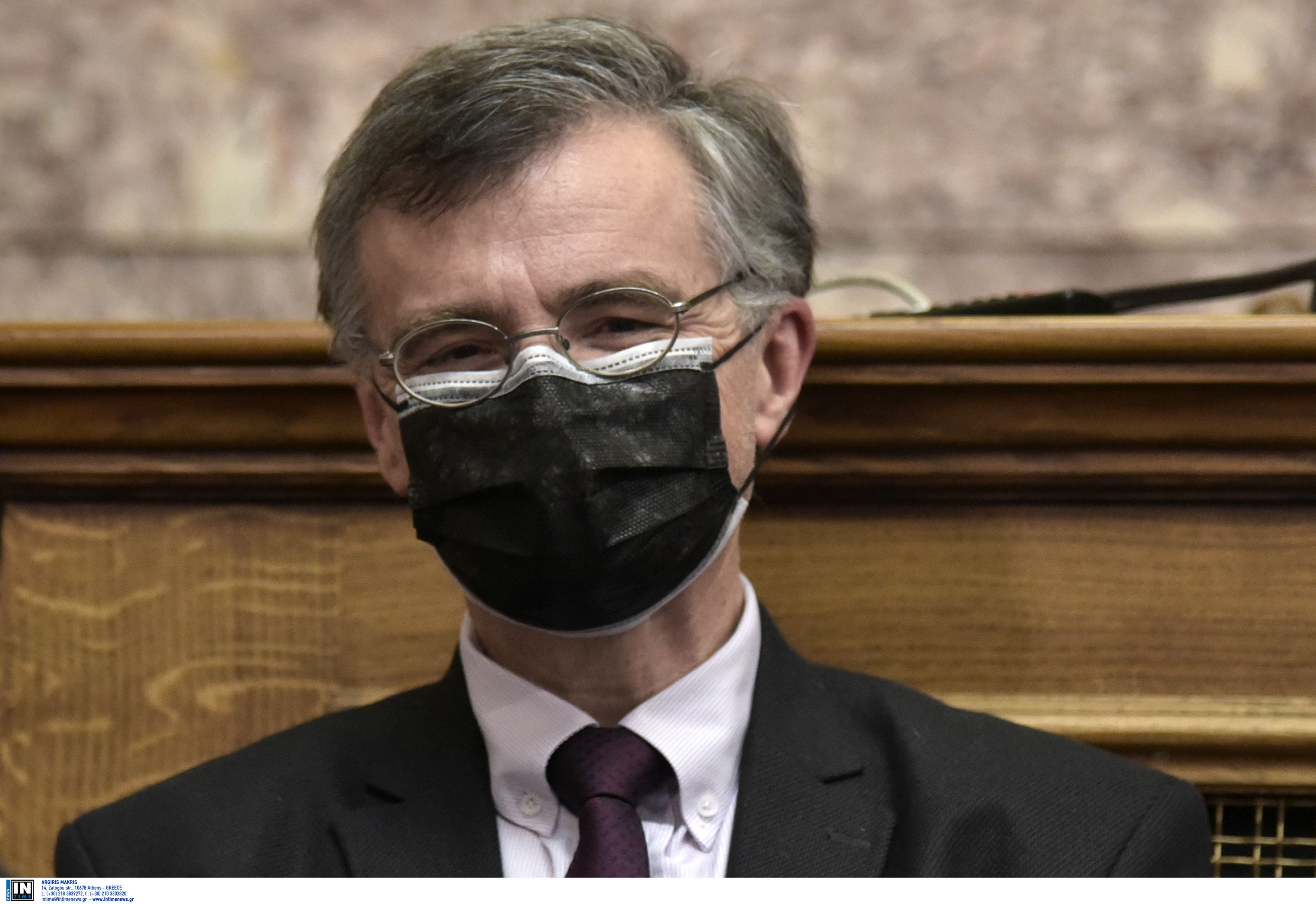 με διπλή μάσκα ο Σωτήρης Τσιόδρας στη Βουλή