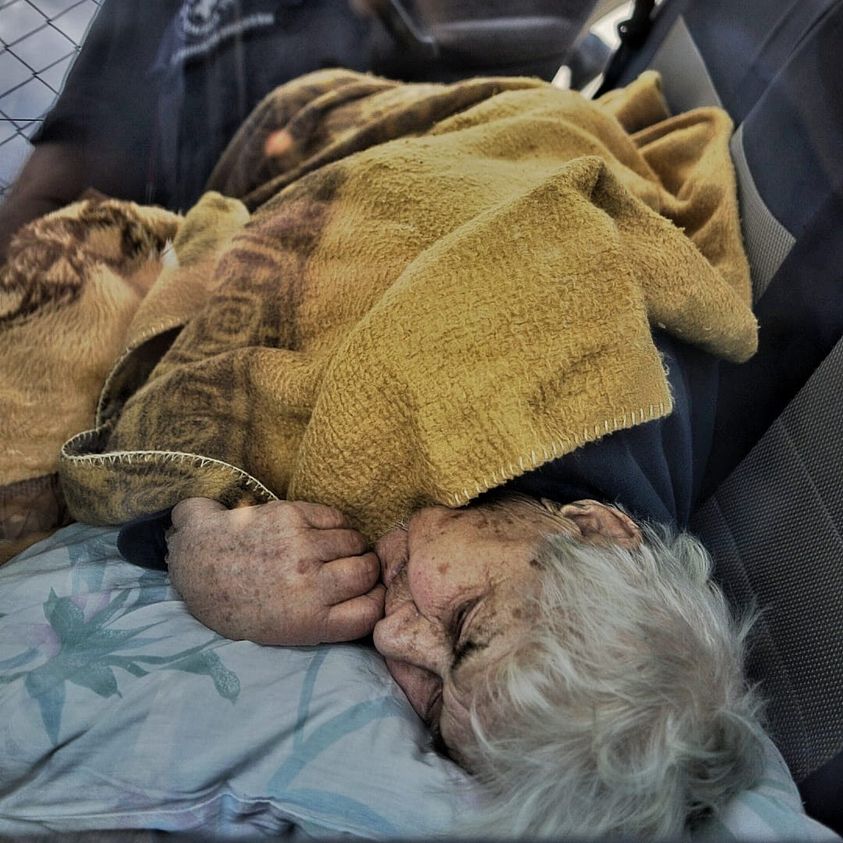 Φοβισμένη και τρομαγμένη η 86χρονη κυρά Βασιλική έχει κουλουριαστεί στο κρεβάτι της / Φωτογραφία Γιατροί του Κόσμου