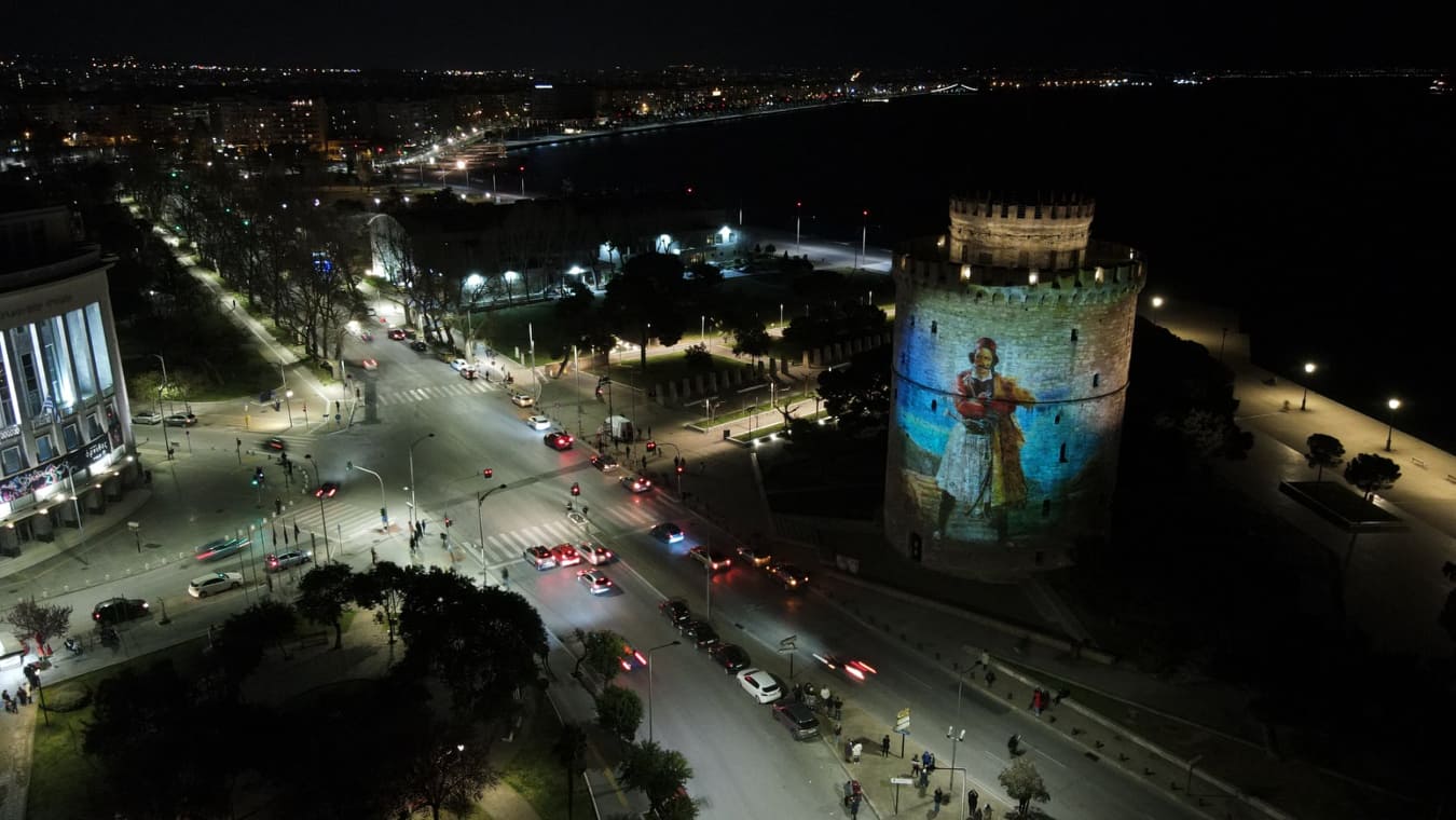 Εντυπωσιακή φωταγώγηση του Λευκού Πύργου στα χρώματα της Ελλάδας