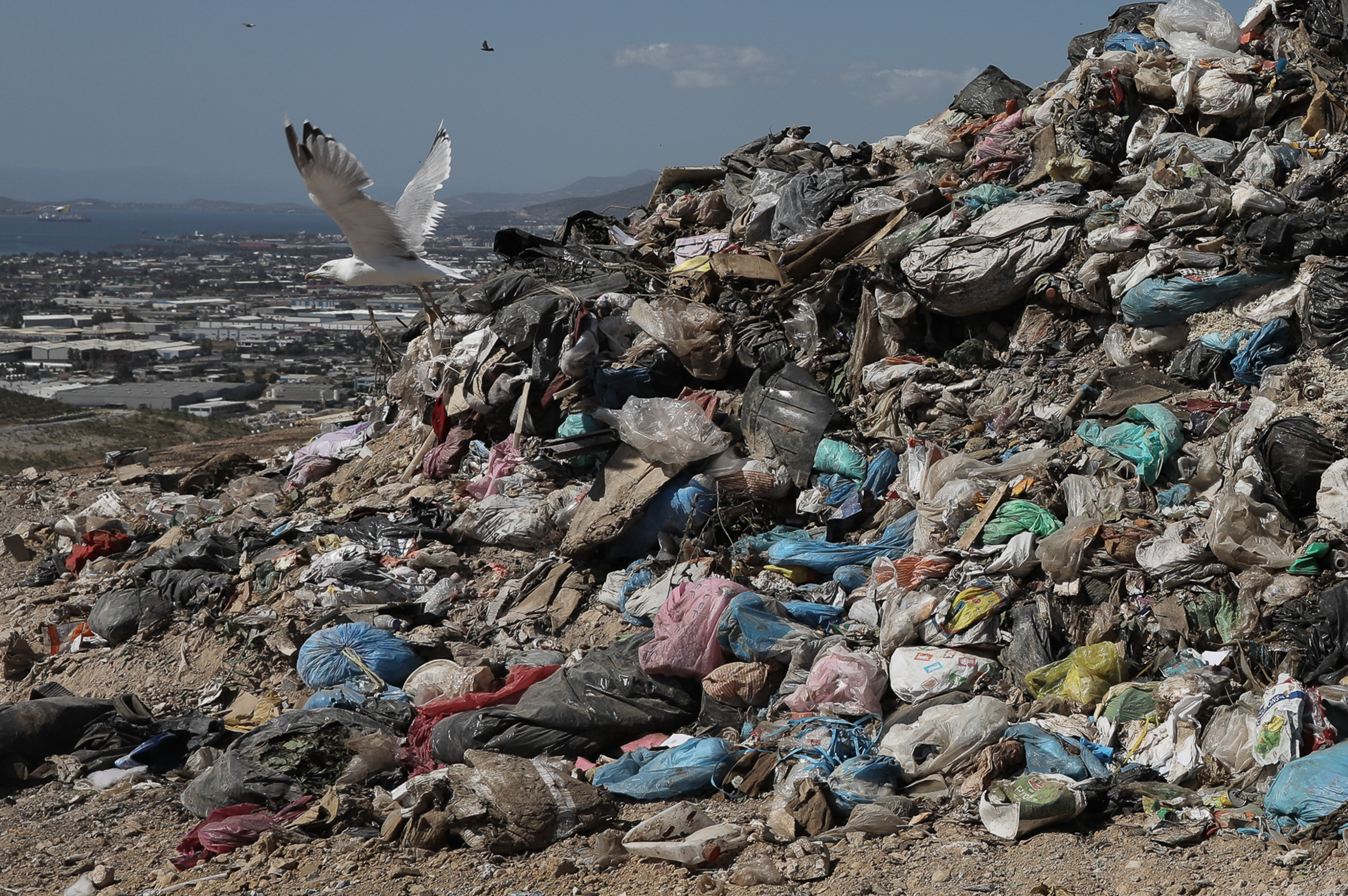 Ανεξέλεγκτες χωματερές σε όλη την Ελλάδα