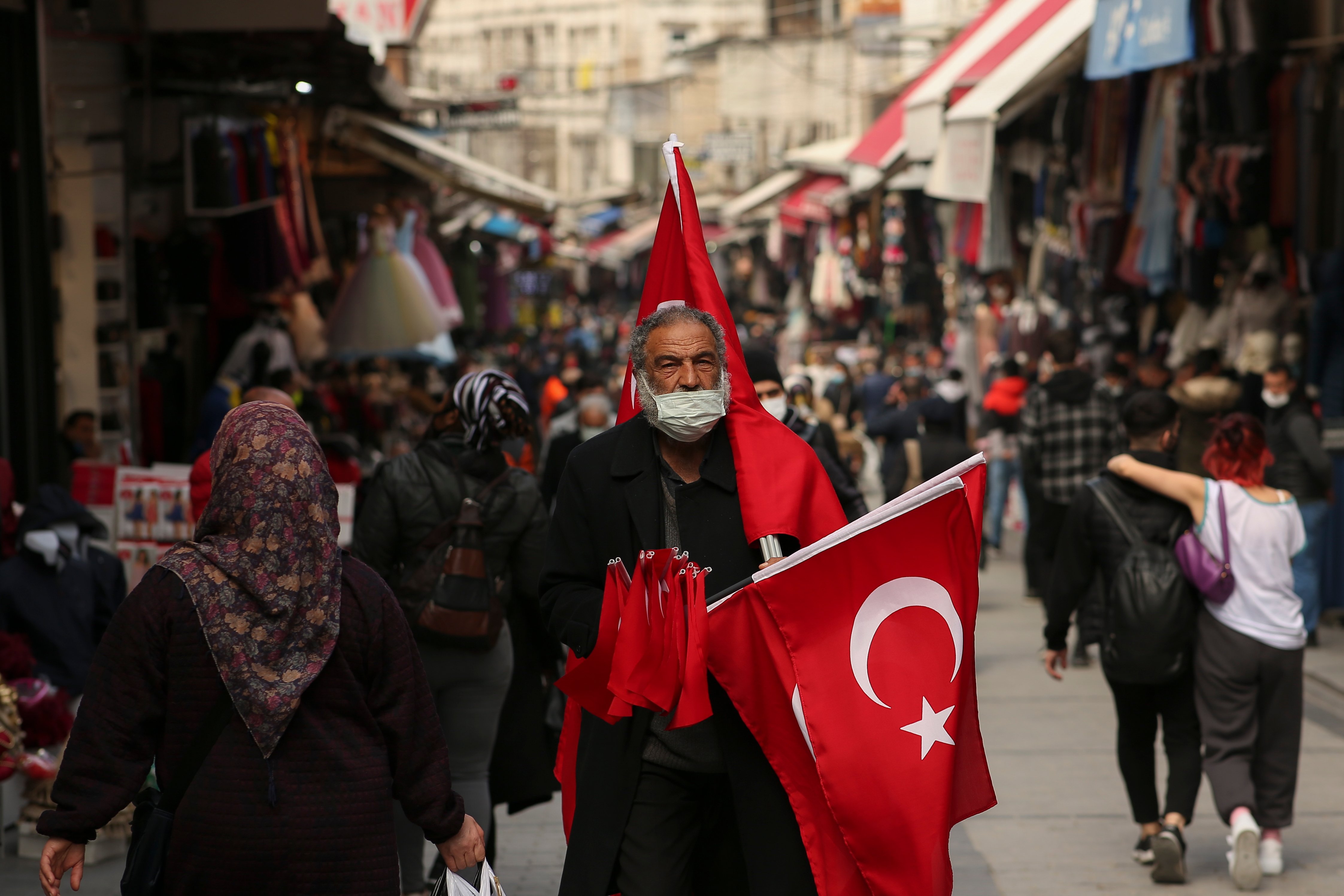 Επιτάχυνση των πολιτικών εξελίξεων αναμένεται να φέρει η κατάρρευση της τουρκικής λίρας 