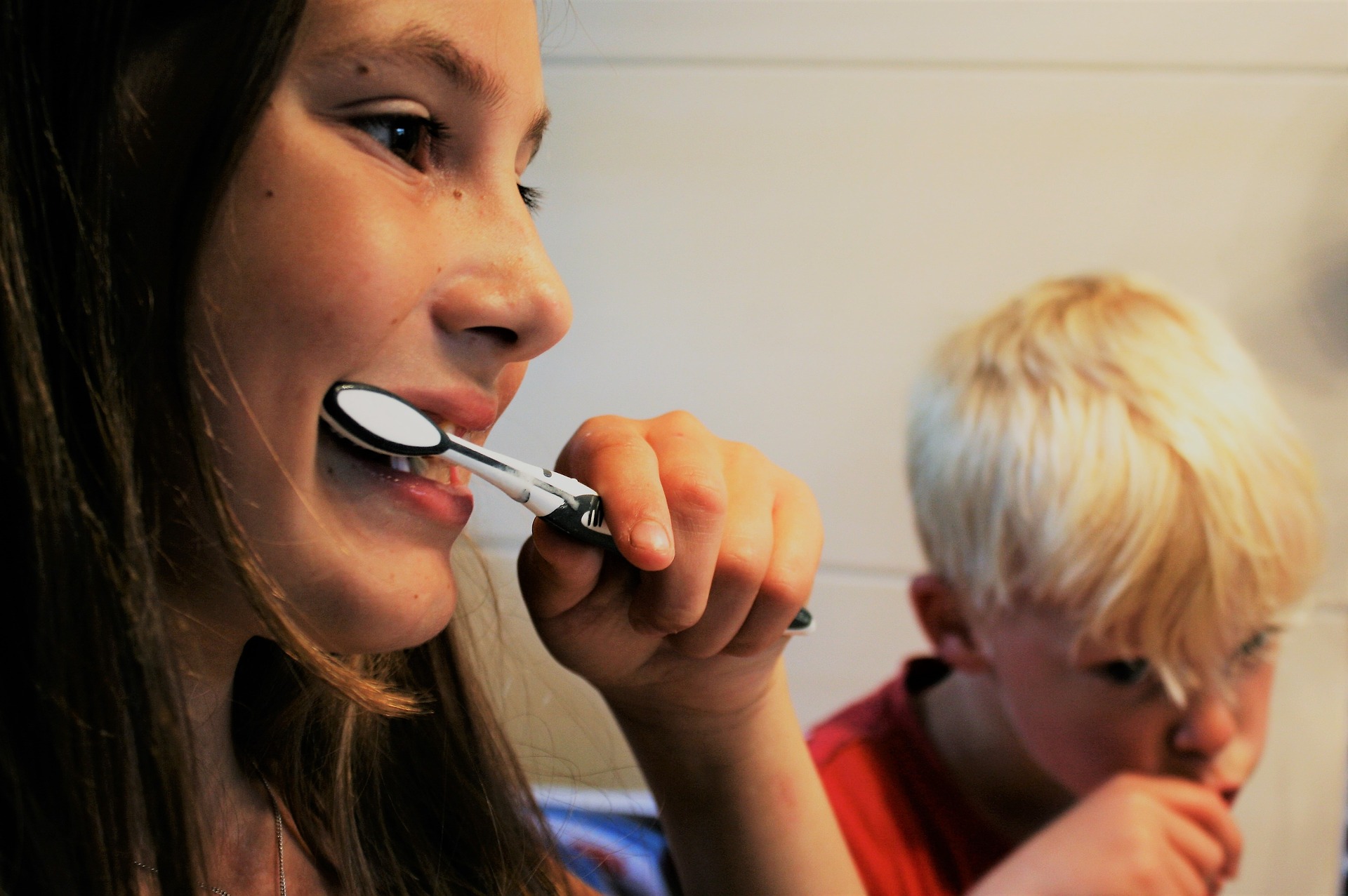 Παιδιά βουρτσίζουν τα δόντια τους