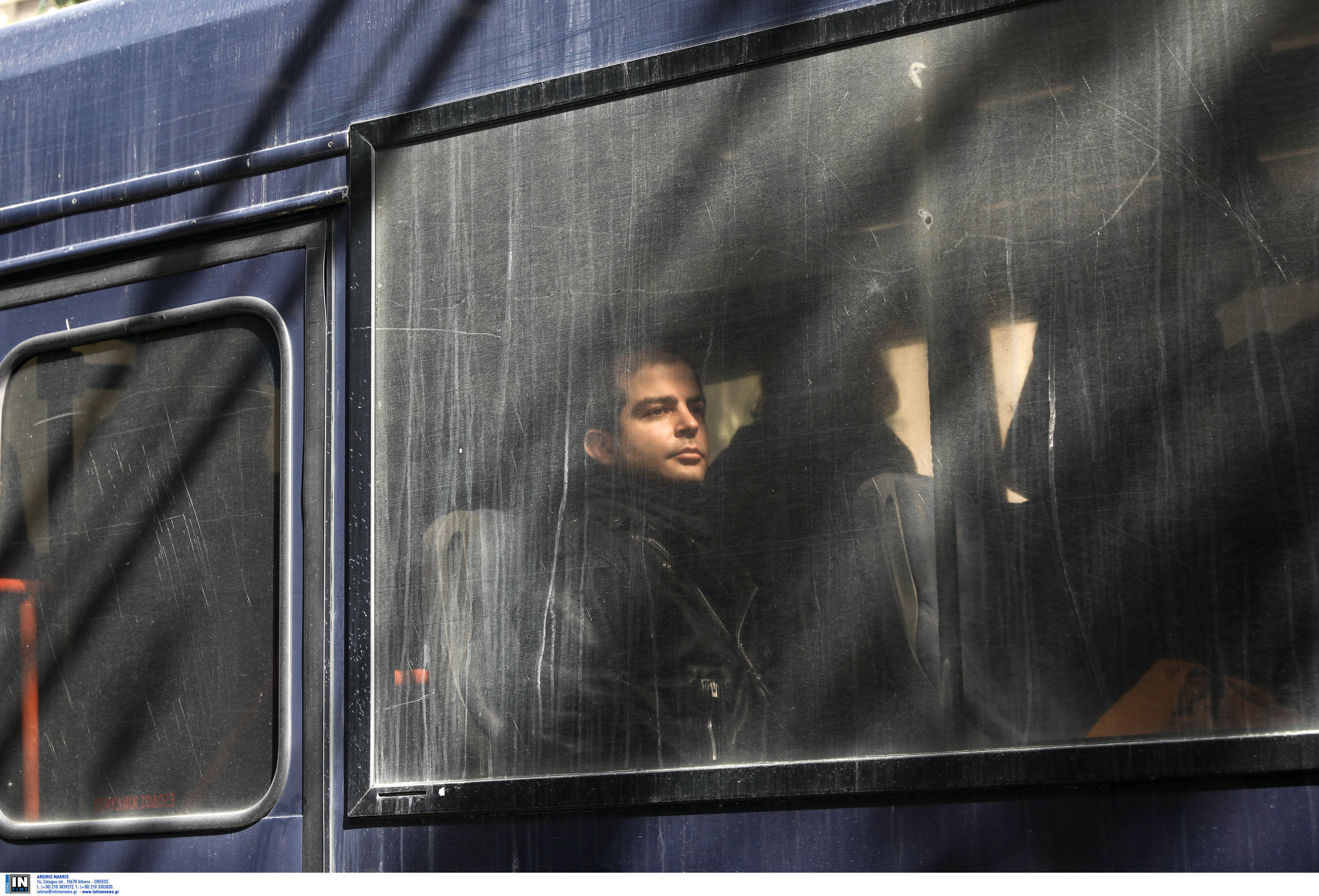 Ο Εκτορας Κουφοντίνας στην κλούβα της Αστυνομίας