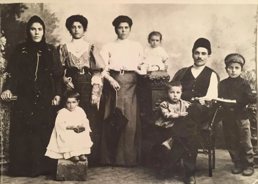 oikogeneia-haralampidi.jpg oikogeneia-haralampidi.jpg