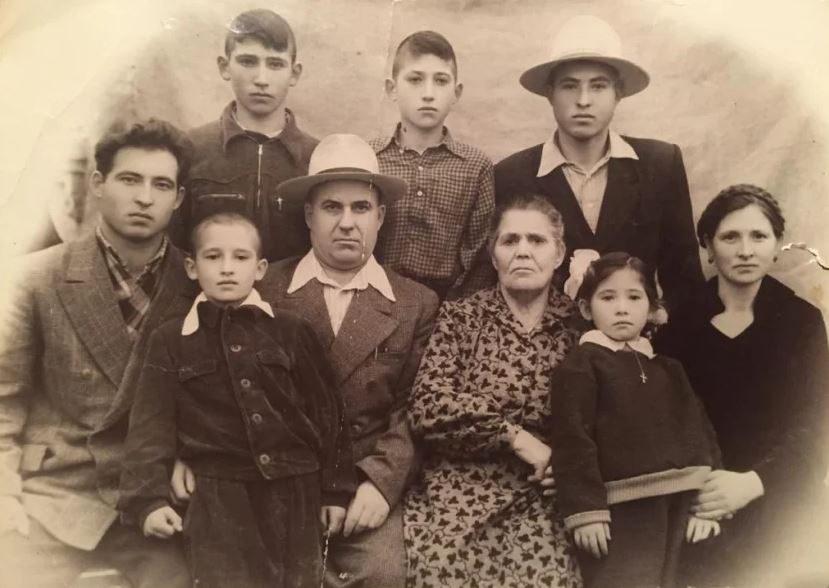 oikogeneia-haralampidi.jpg oikogeneia-haralampidi.jpg