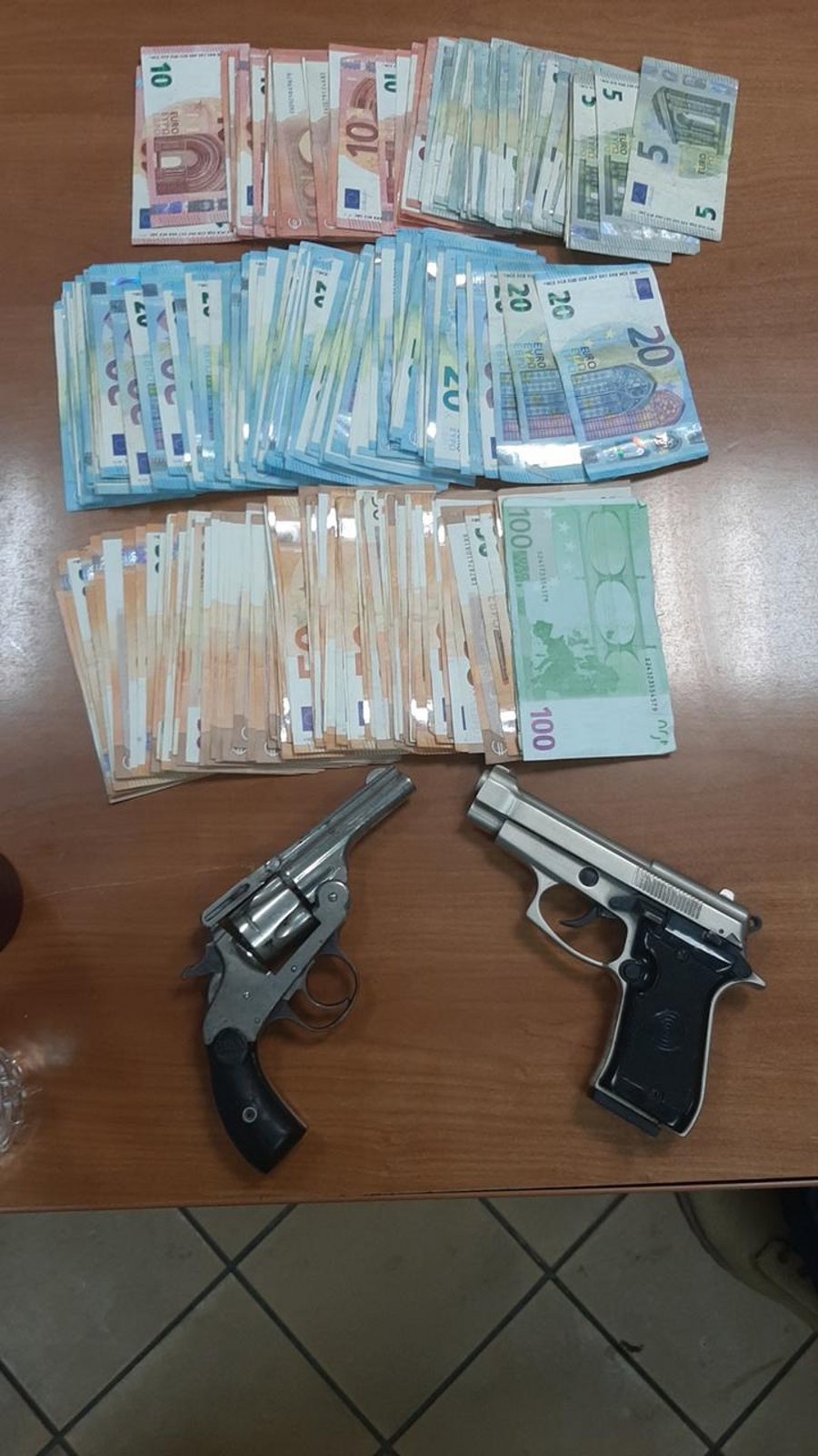 χρήματα και όπλα σε παράνομο εργοστάσιο τσιγάρων