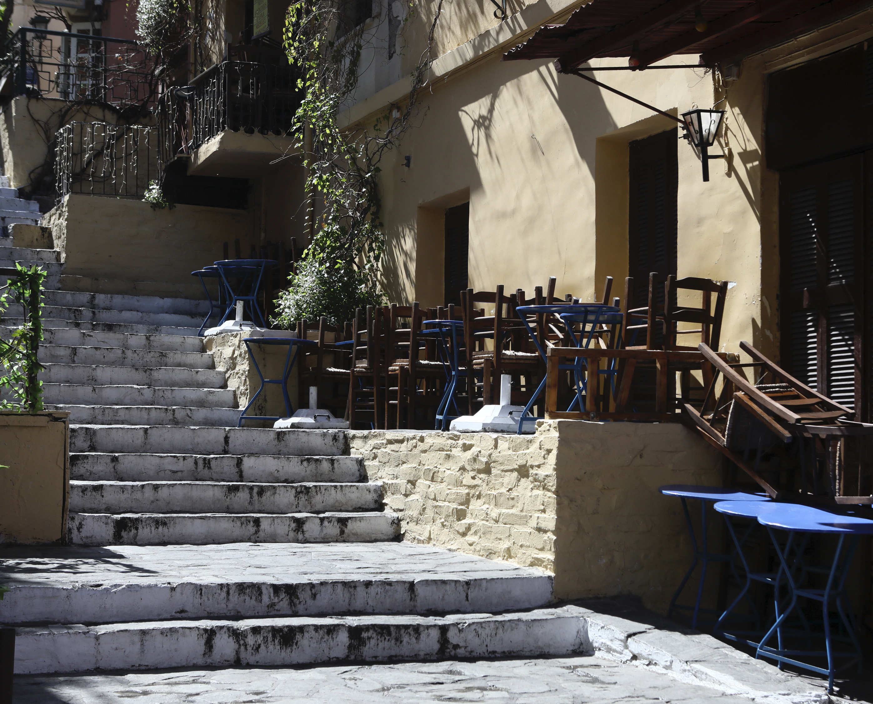 2875589.jpg Χωρίς κίνηση τα τουριστικά καταστήματα στην Πλάκα