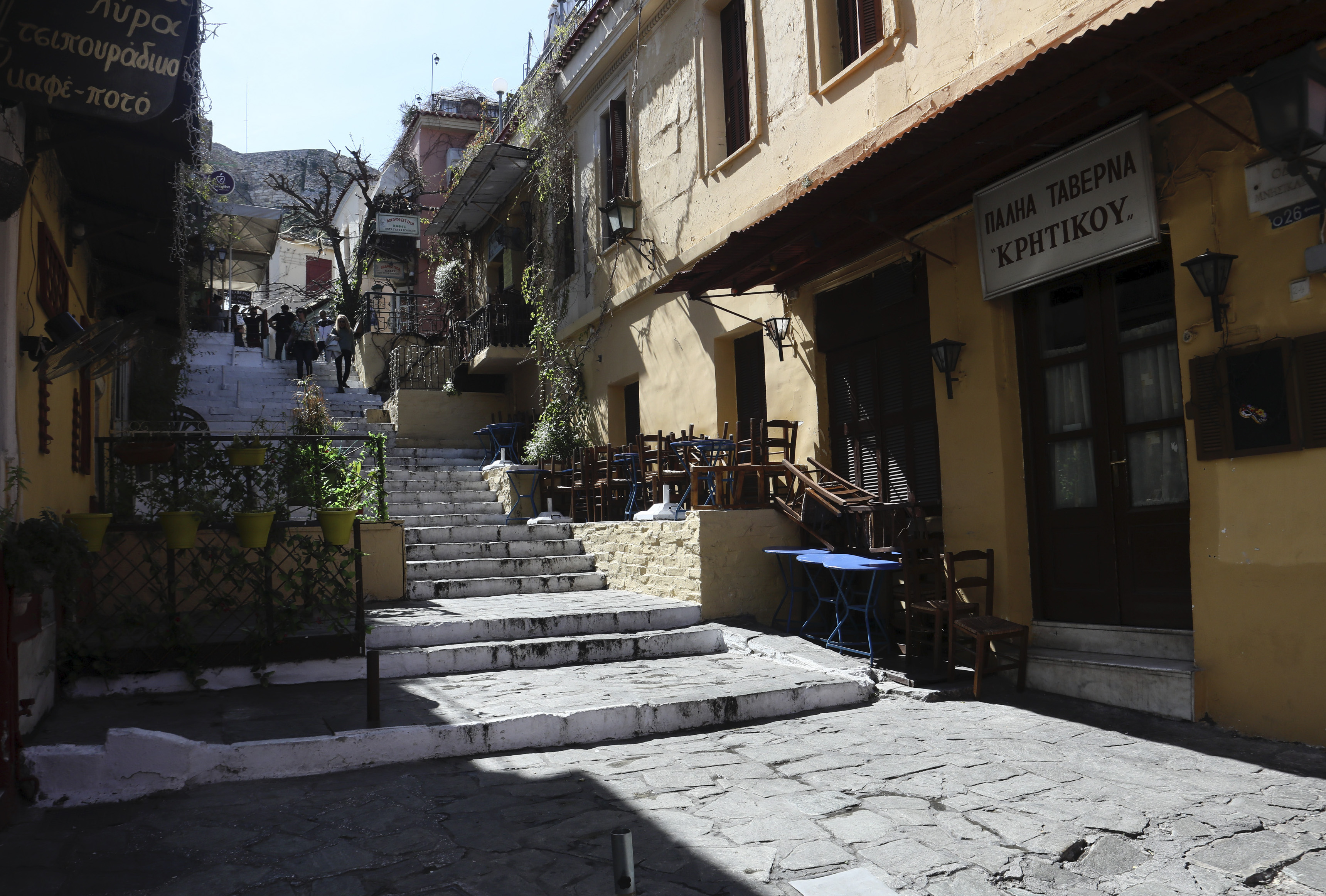 2875590.jpg Χωρίς κίνηση τα τουριστικά καταστήματα στην Πλάκα