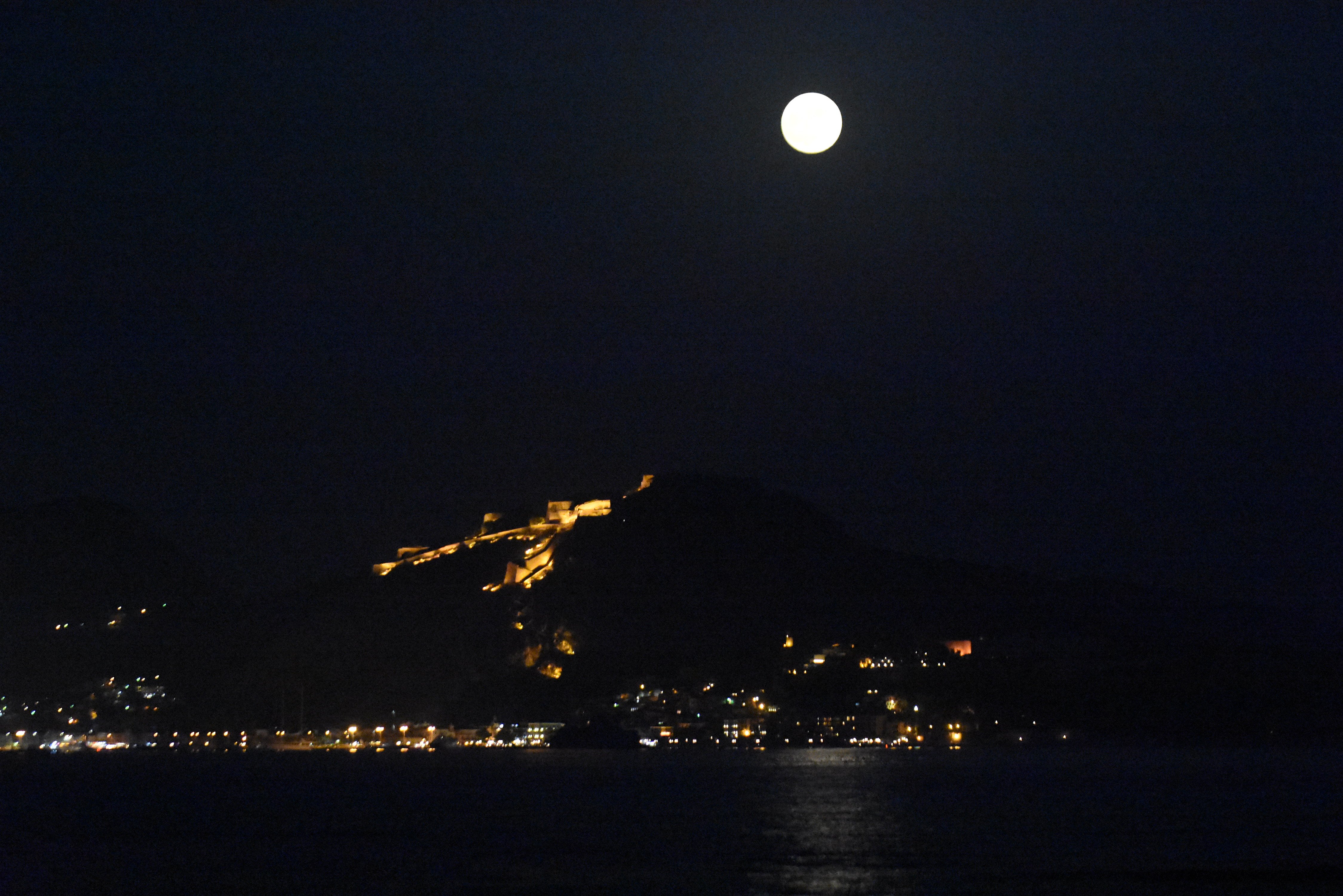 5330287.jpg Φεγγάρι της φράουλας