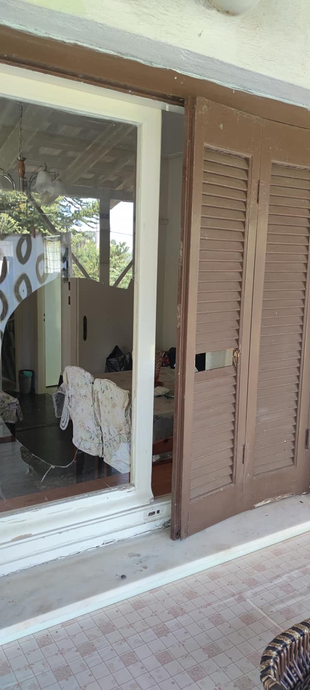 214771054_10216217630672144_1393689466604522104_n.jpg Αγνωστοι πετροβόλισαν σπίτι ηλικιωμένου στη Μαλακάσα / copyright fb kostantinos litsas