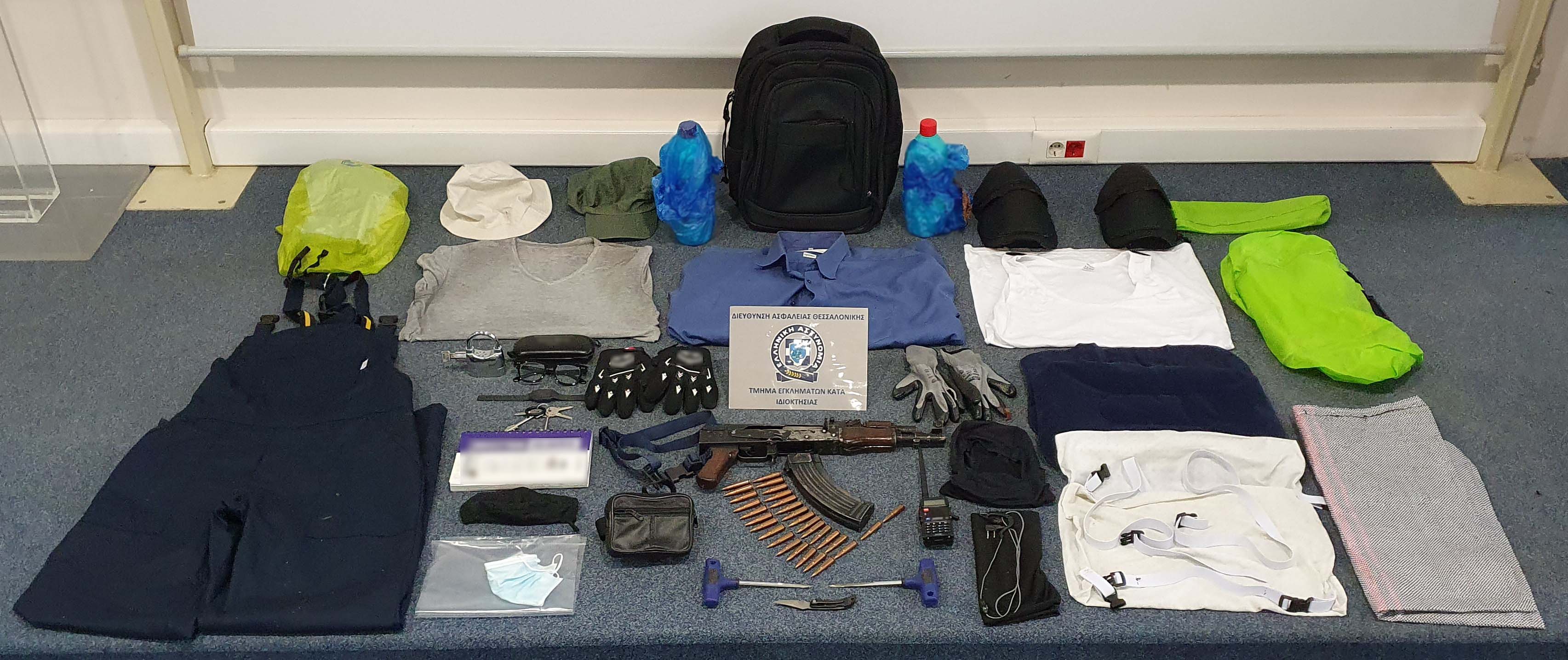 Κατά τους ελέγχους των αστυνομικών στον 48χρονο τρομοκράτη εντοπίστηκαν 8.275 ευρώ πολεμικό τυφέκιο τύπου καλάσνικοφ, 30 φυσίγγια και ασύρματος