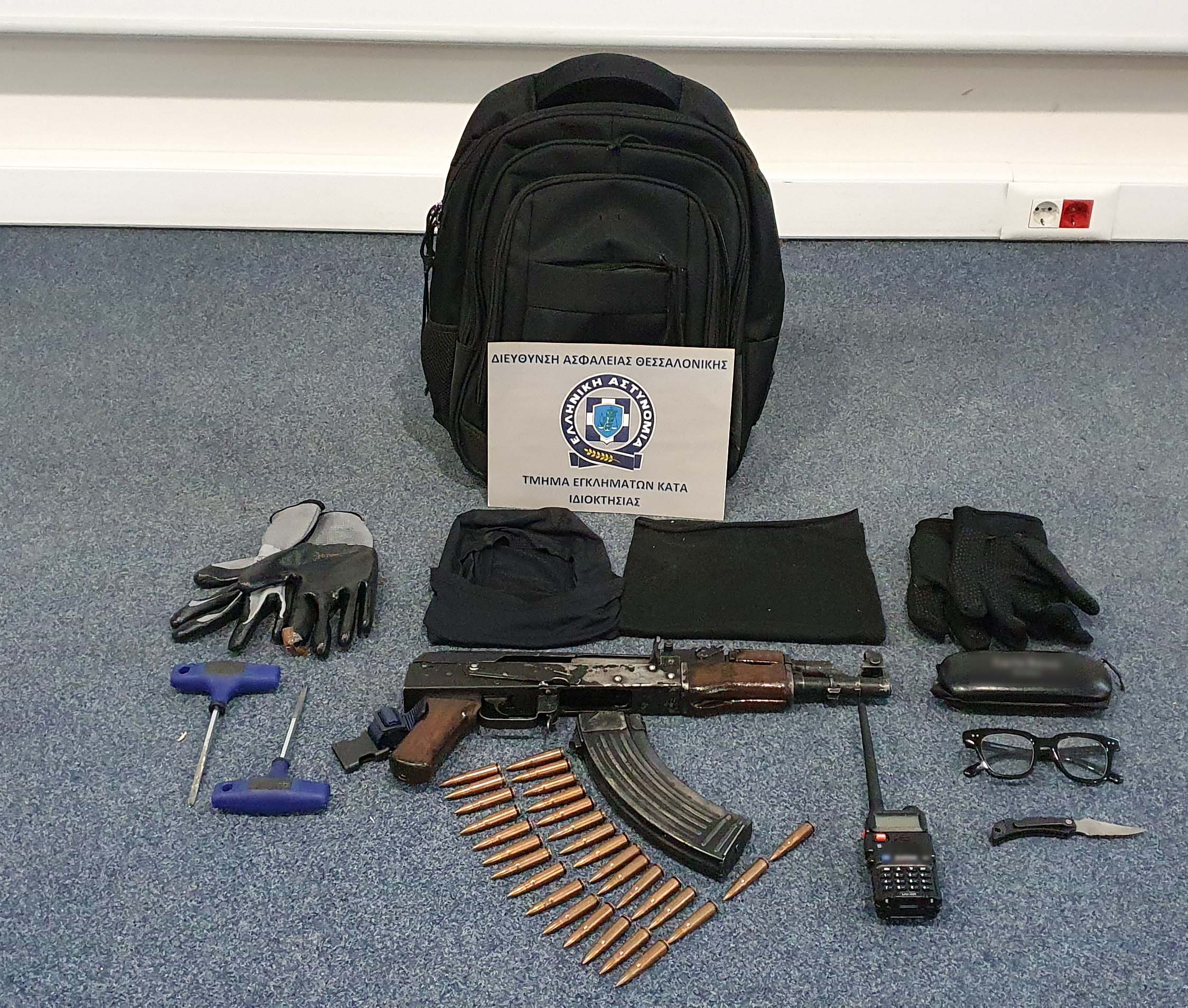 Κατά τους ελέγχους των αστυνομικών στον 48χρονο τρομοκράτη εντοπίστηκαν 8.275 ευρώ πολεμικό τυφέκιο τύπου καλάσνικοφ, 30 φυσίγγια και ασύρματος