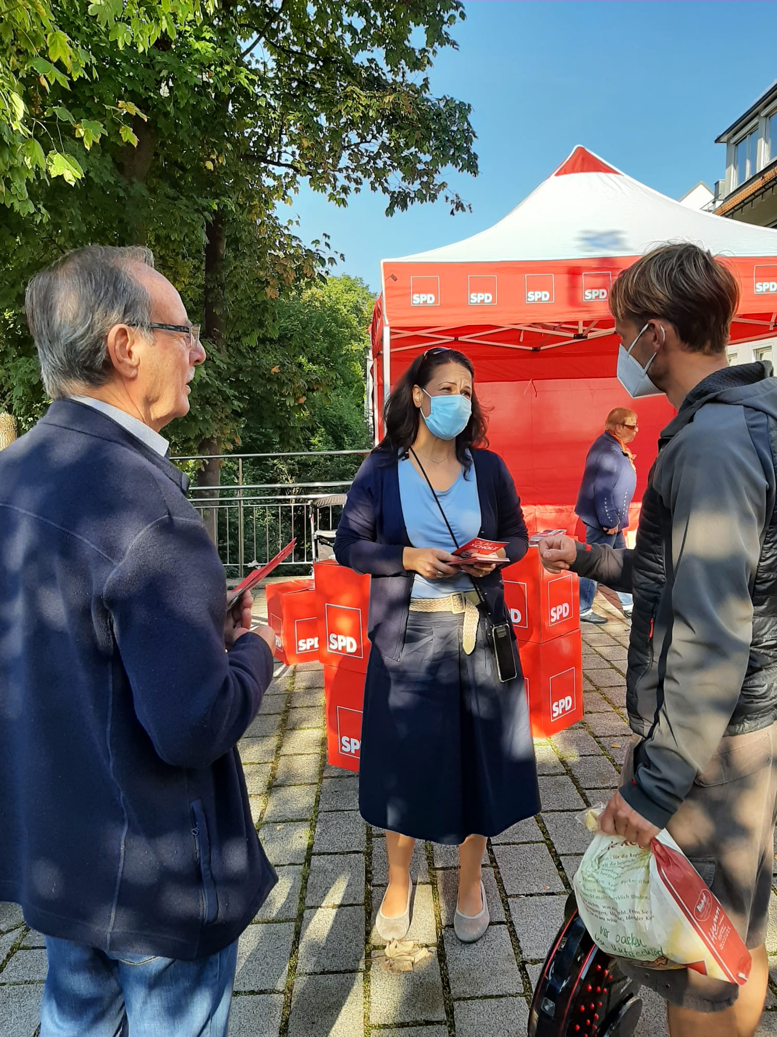 242226912_4243944762321902_5536189273472762110_n.jpeg Η Αργυρή Παρασχάκη κατά τη διάρκεια της προεκλογικής εκστρατείας