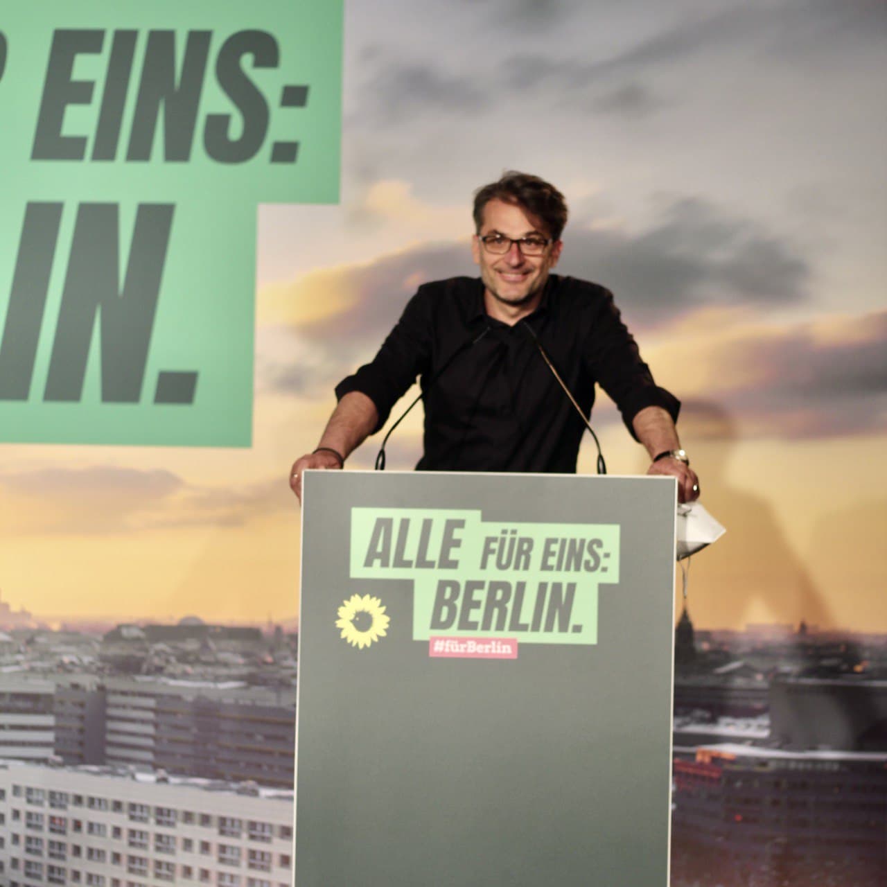 photo_2021-08-03_19-25-59_1.jpg Ο Κώστας Κοσμάς στο Βερολίνο μοιράζει προεκλογικά φυλλάδια