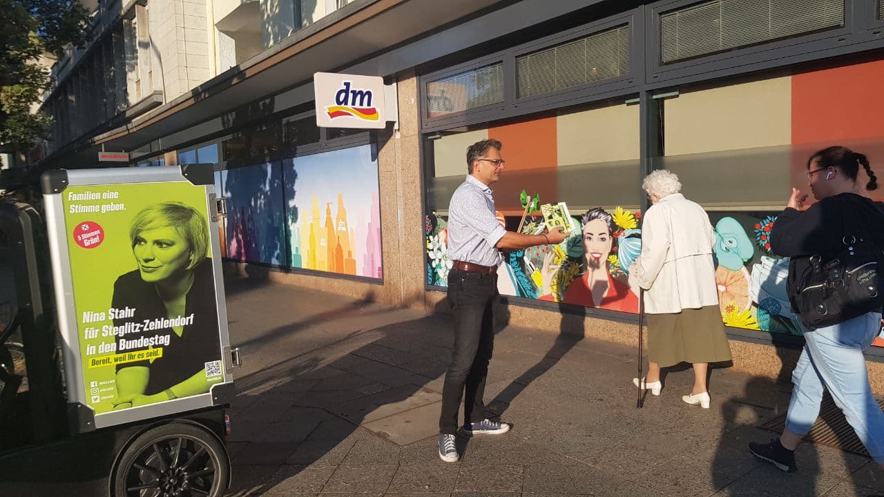 photo_2021-09-14_09-55-20.jpg Ο Κώστας Κοσμάς στο Βερολίνο μοιράζει προεκλογικά φυλλάδια