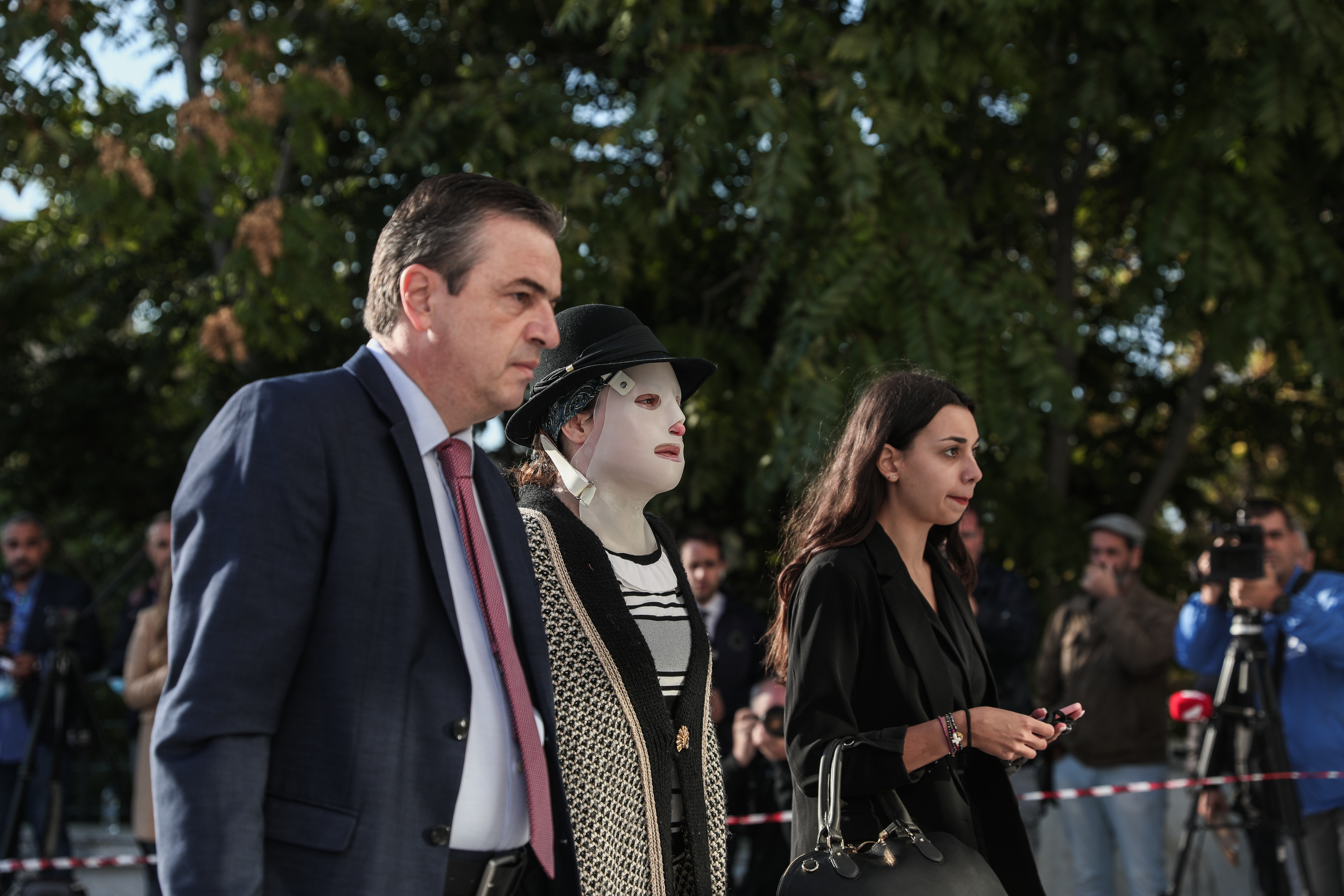 Η Ιωάννα Παλιοσπύρου προσέρχεται στο δικαστήριο με το δικηγόρο της