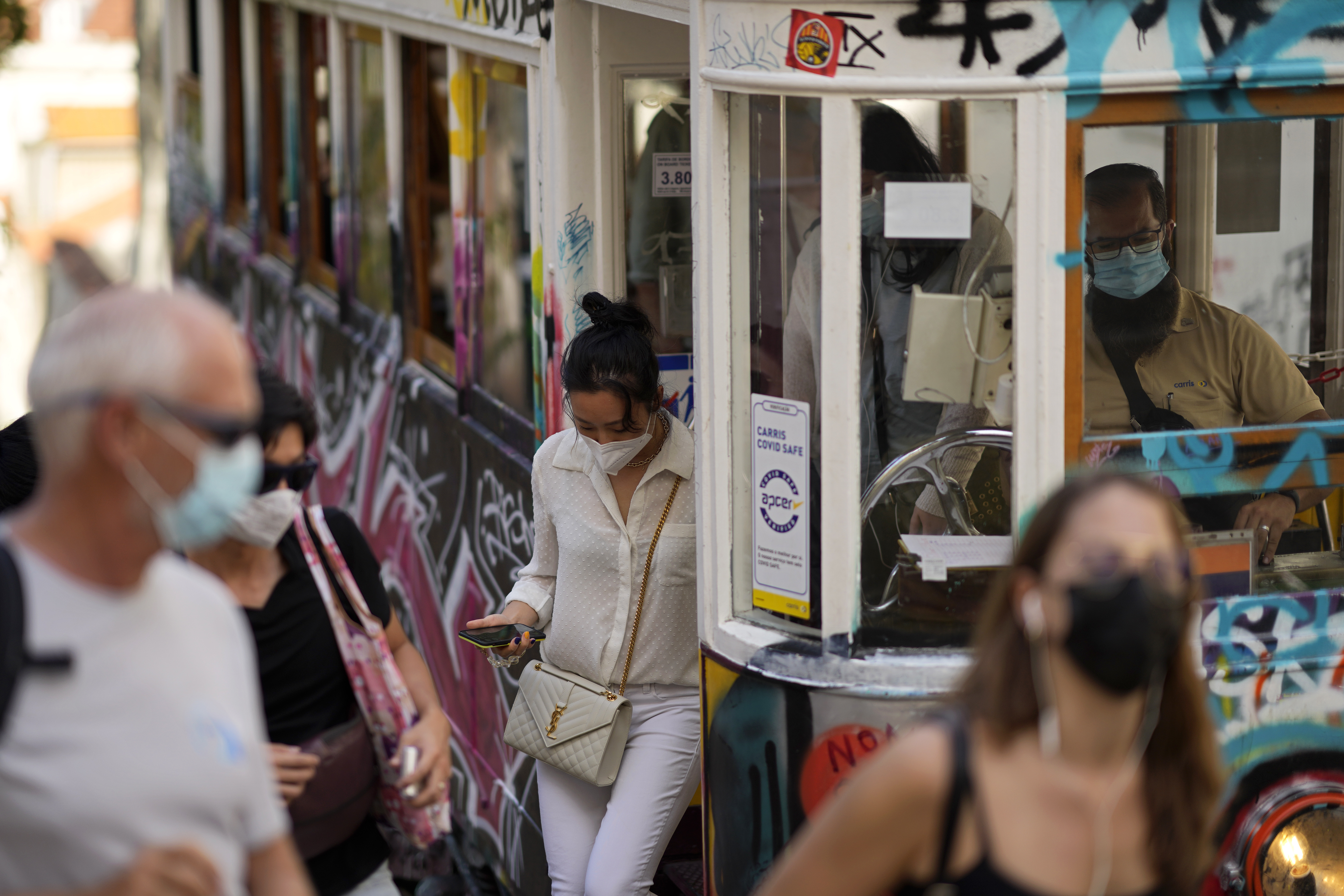 ap21282603328641.jpg Ρεκρόρ εμβολιασμού στην Πορτογαλία