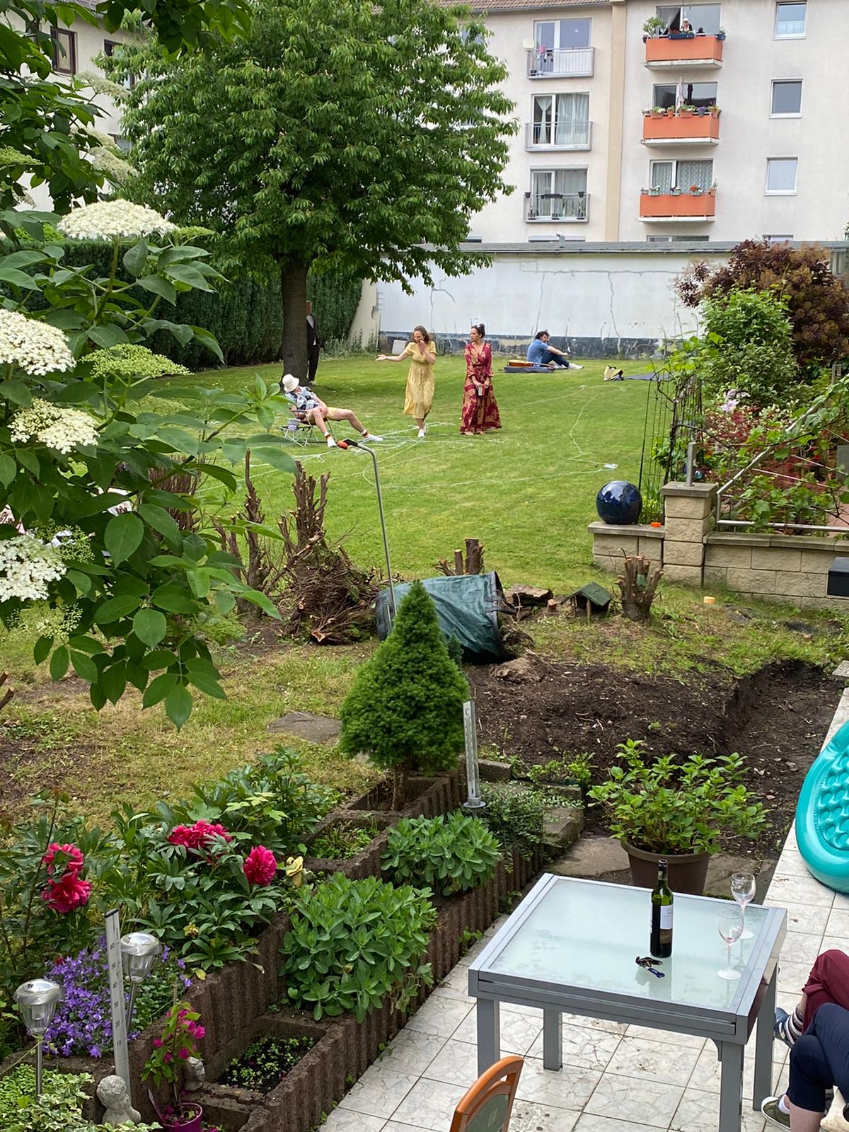 blickaufdemhinterhof.jpeg blickaufdemhinterhof.jpeg