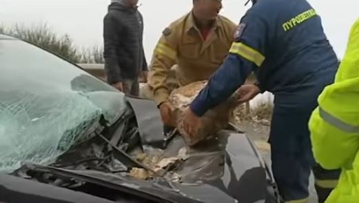 brahos-aytokinito.jpg βράχος έπεσε σε αυτοκίνητο στην Αράχωβα