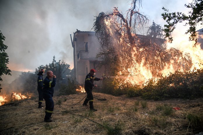 Φωτιά στην Εύβοια, εκκένωση στο χωριό Κοντοδεσπότι (eurokinissi)