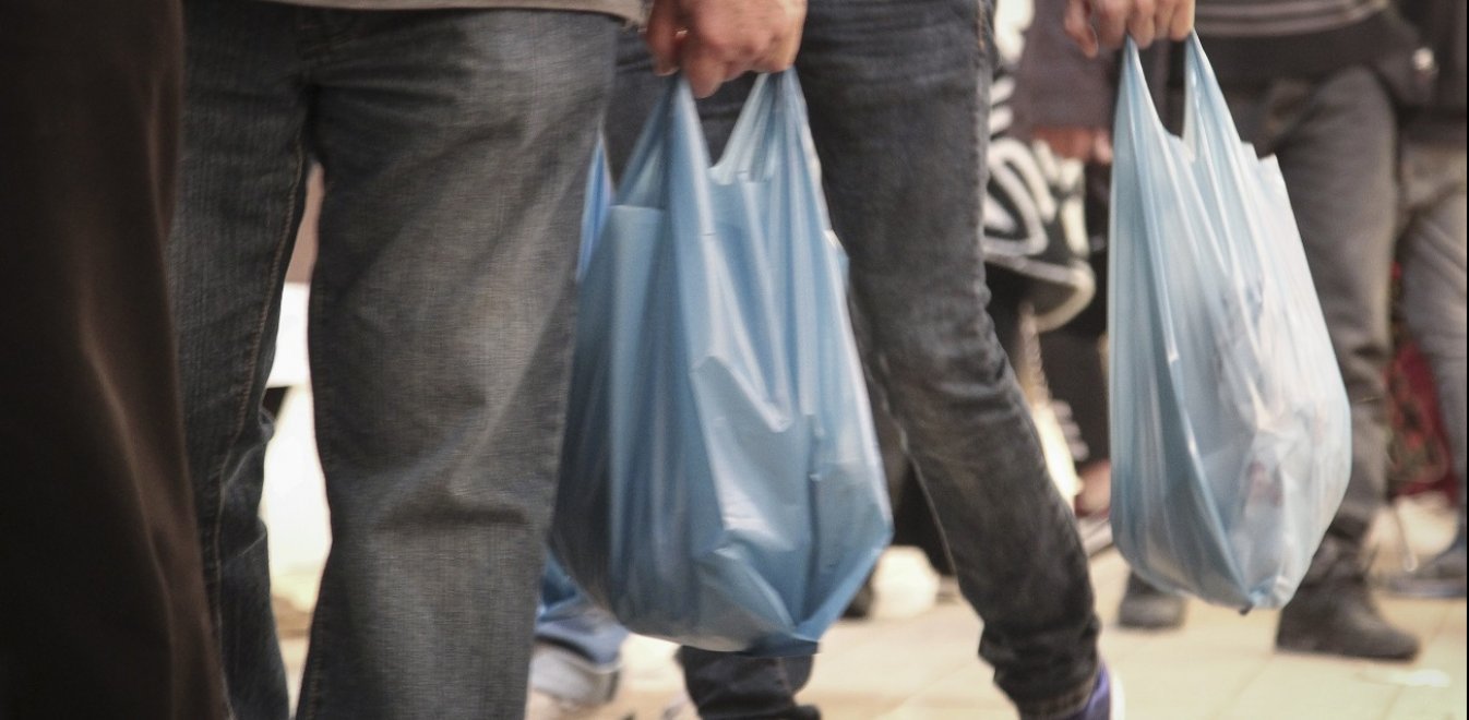 Οι πλαστικές σακούλες «γέμισαν» με 15,5 εκατ. ευρώ τα κρατικά ταμεία
