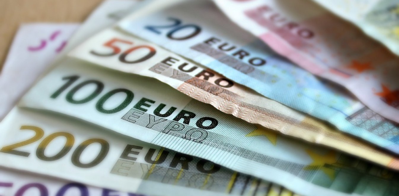 Επίδομα 300 ευρώ: Ποιοι το δικαιούνται, πότε θα το λάβουν