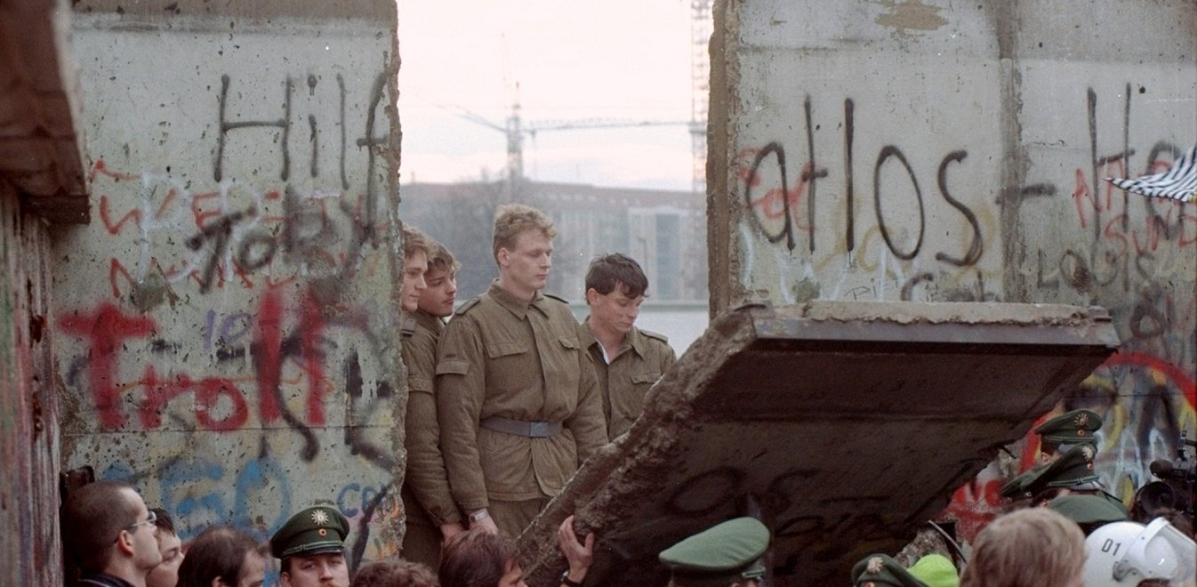 Η πτώση του Τείχους του Βερολίνου: 29 χρόνια από την ημέρα που άλλαξε η Ευρώπη